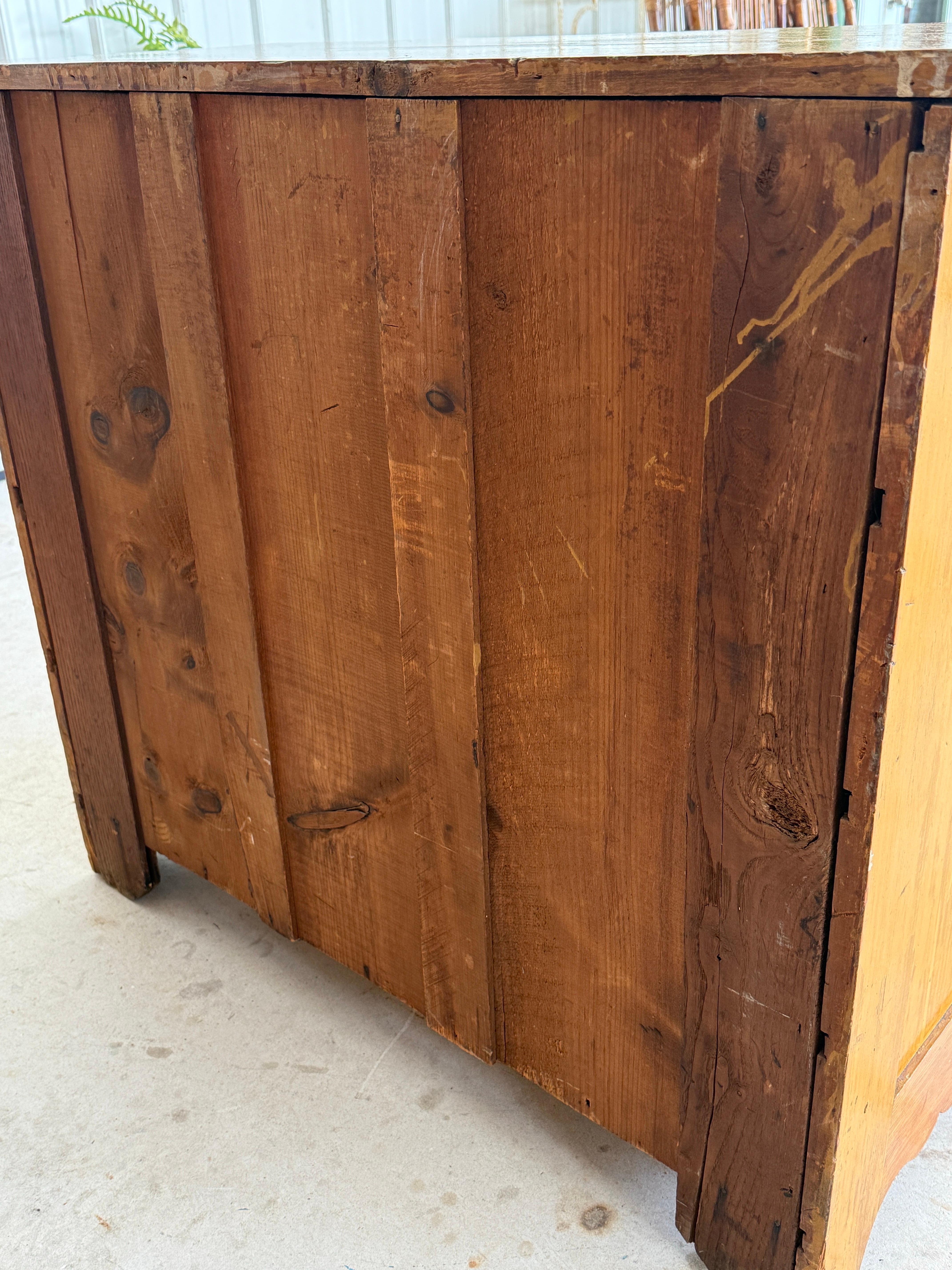 Antigua cómoda americana de pino con tiradores de nogal tallado en mosto original en venta 2