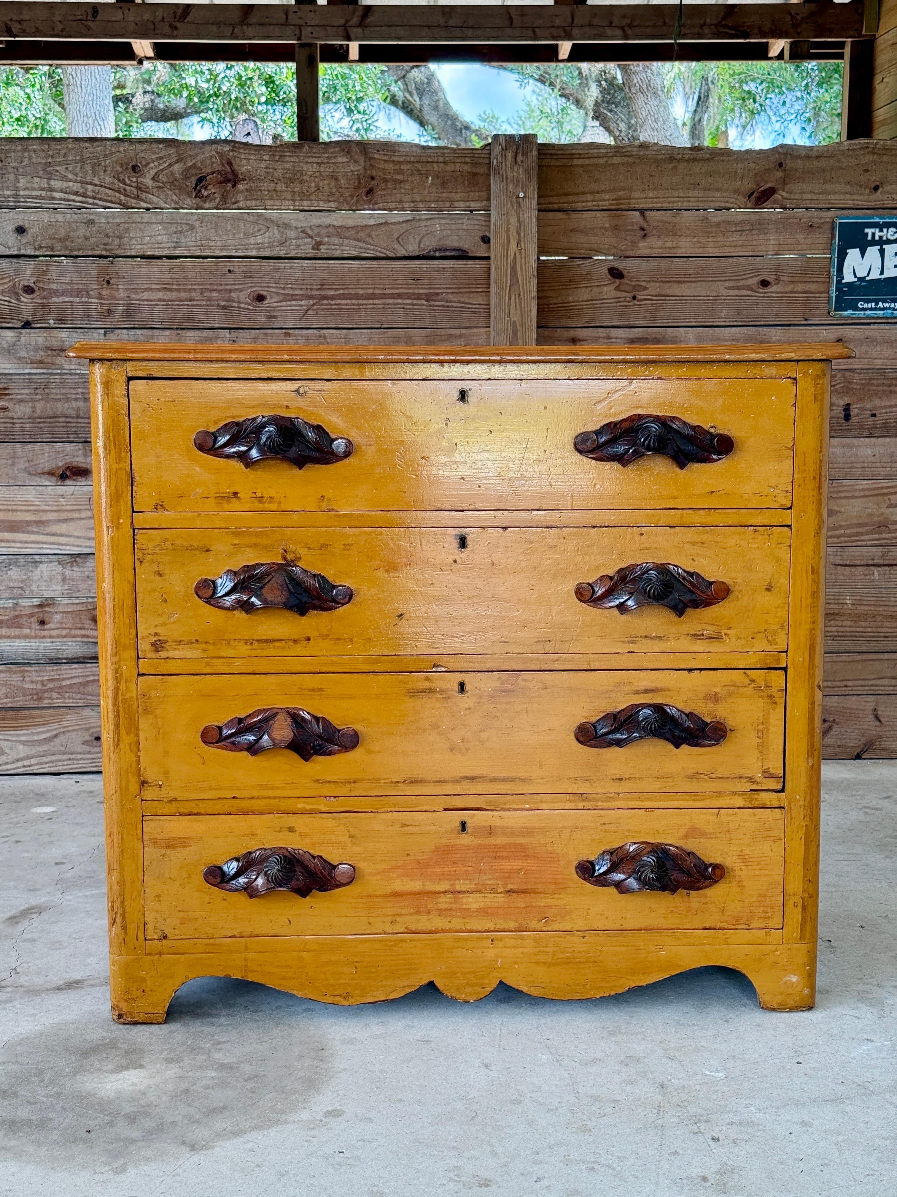 Antigua cómoda americana de pino con tiradores de nogal tallado en mosto original en venta 6