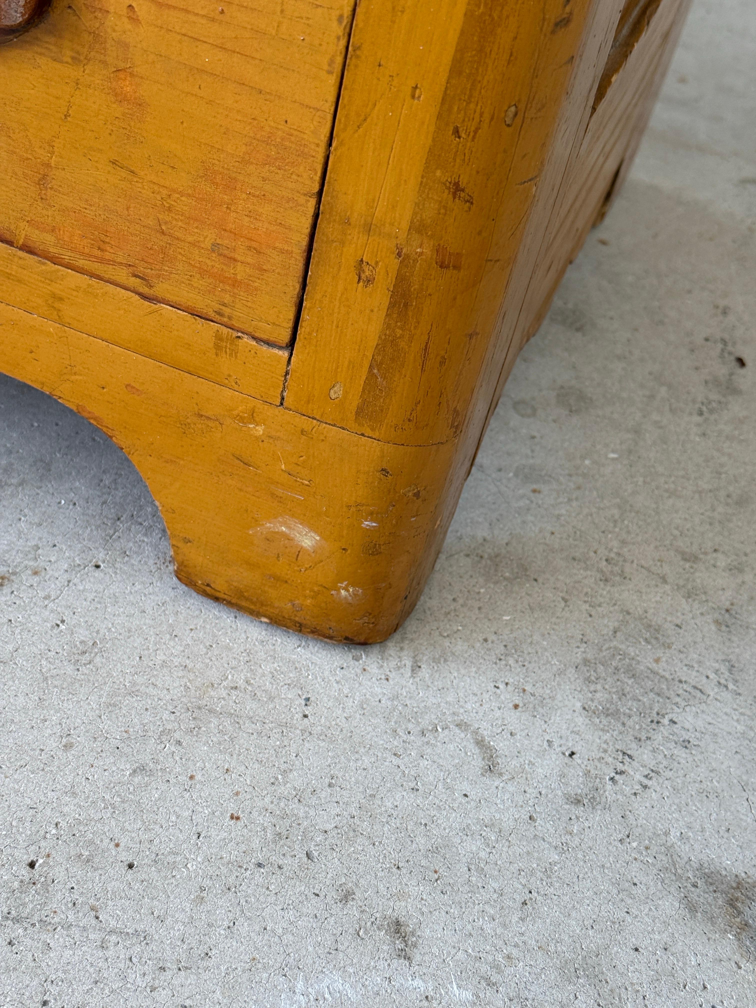 Una encantadora cómoda antigua de pino americano, que luce su acabado original amarillo mostaza y un bello carácter envejecido.
Esta pieza del siglo XIX tiene cuatro cajones espaciosos con colas de milano cortadas a mano y tiradores de madera