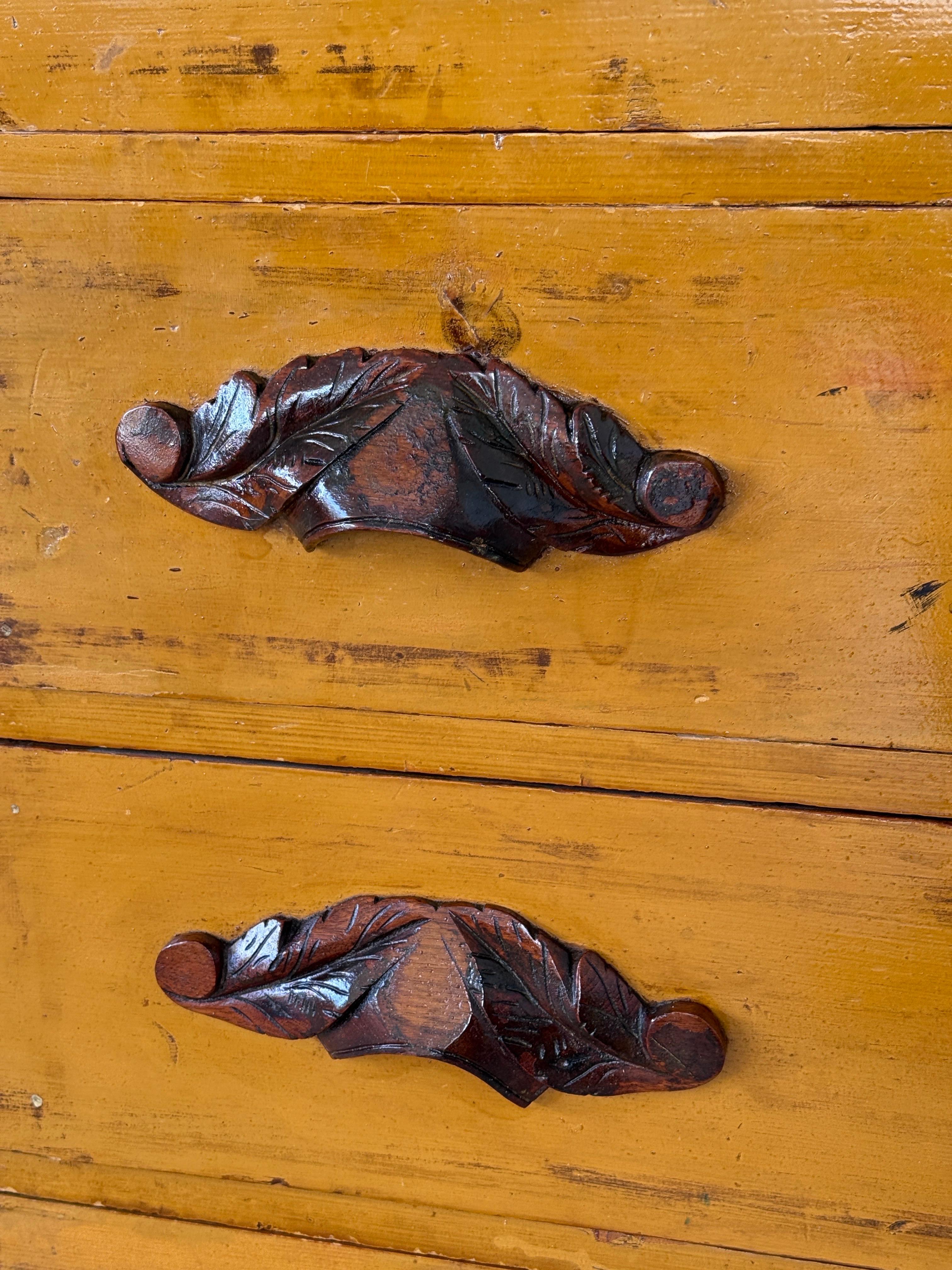 Antigua cómoda americana de pino con tiradores de nogal tallado en mosto original Rústico en venta