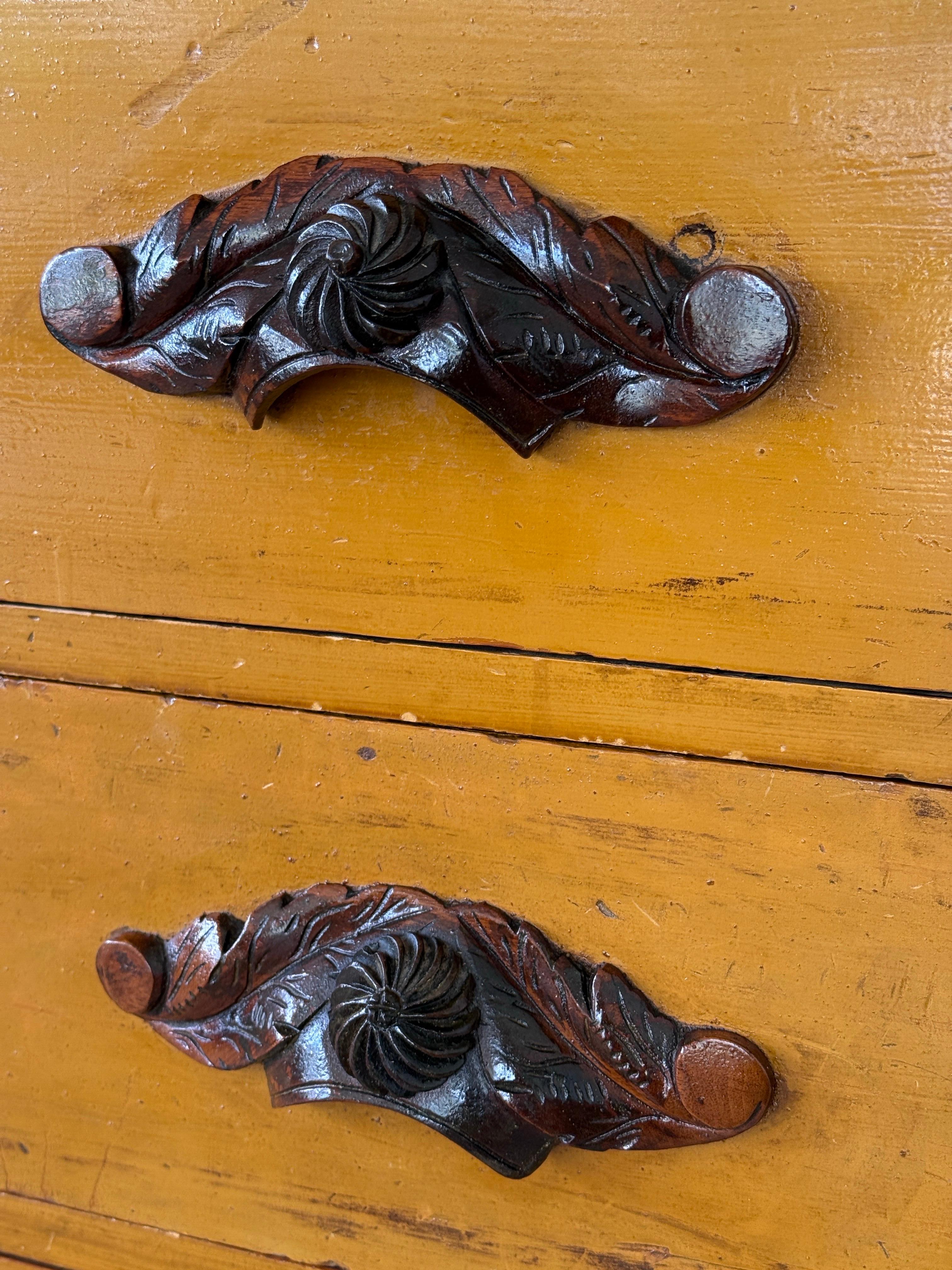 Antigua cómoda americana de pino con tiradores de nogal tallado en mosto original Desconocido en venta