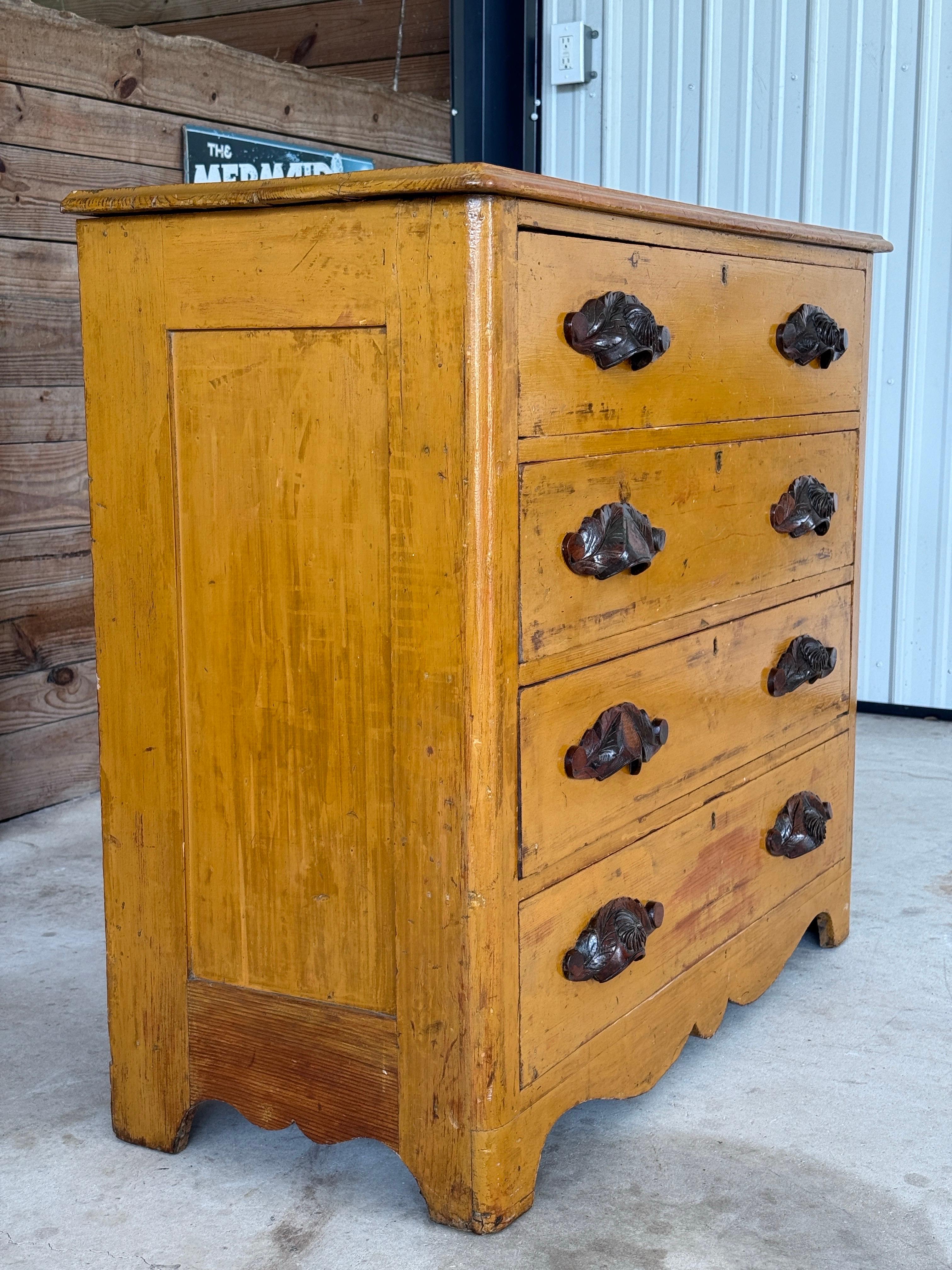 Antigua cómoda americana de pino con tiradores de nogal tallado en mosto original Tallado a mano en venta