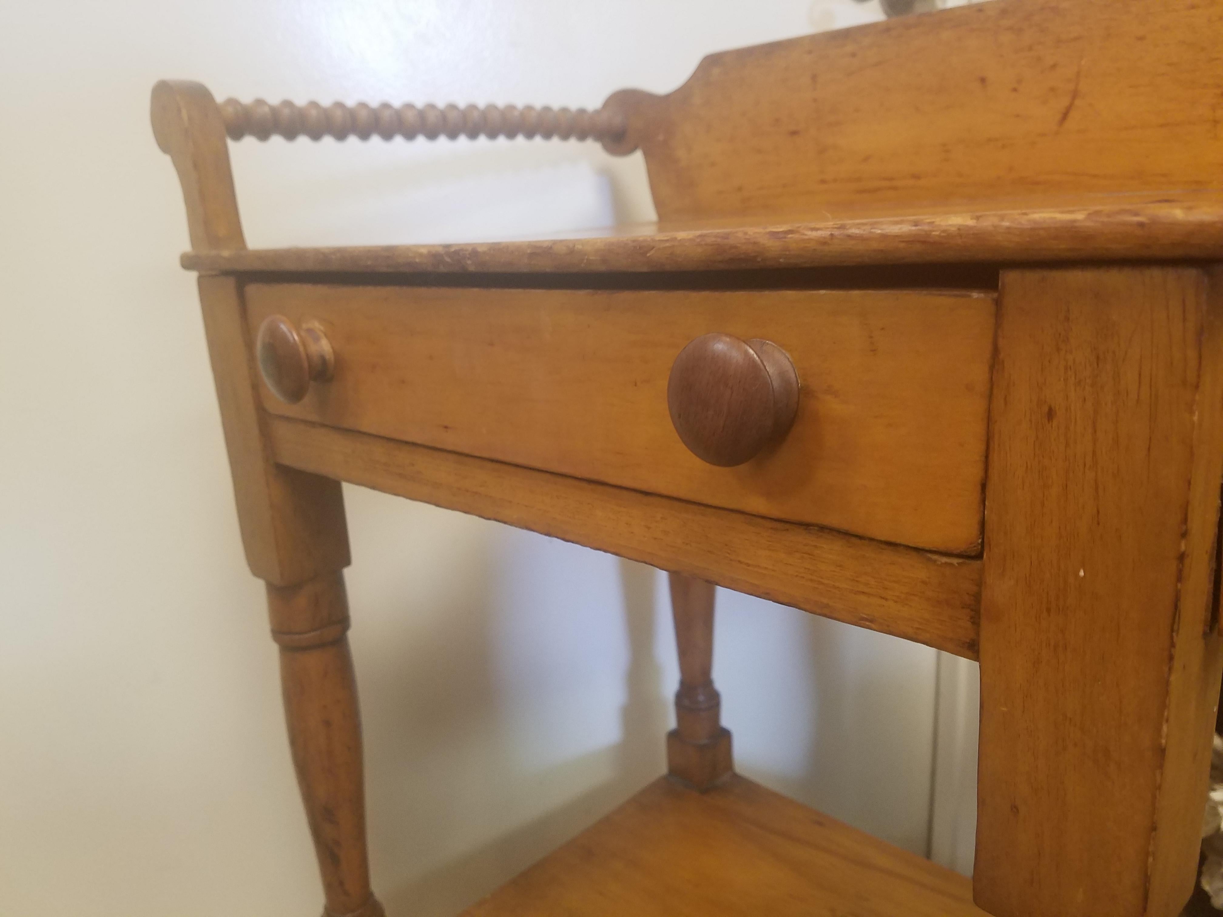 20th Century Antique American Pine End-Table For Sale