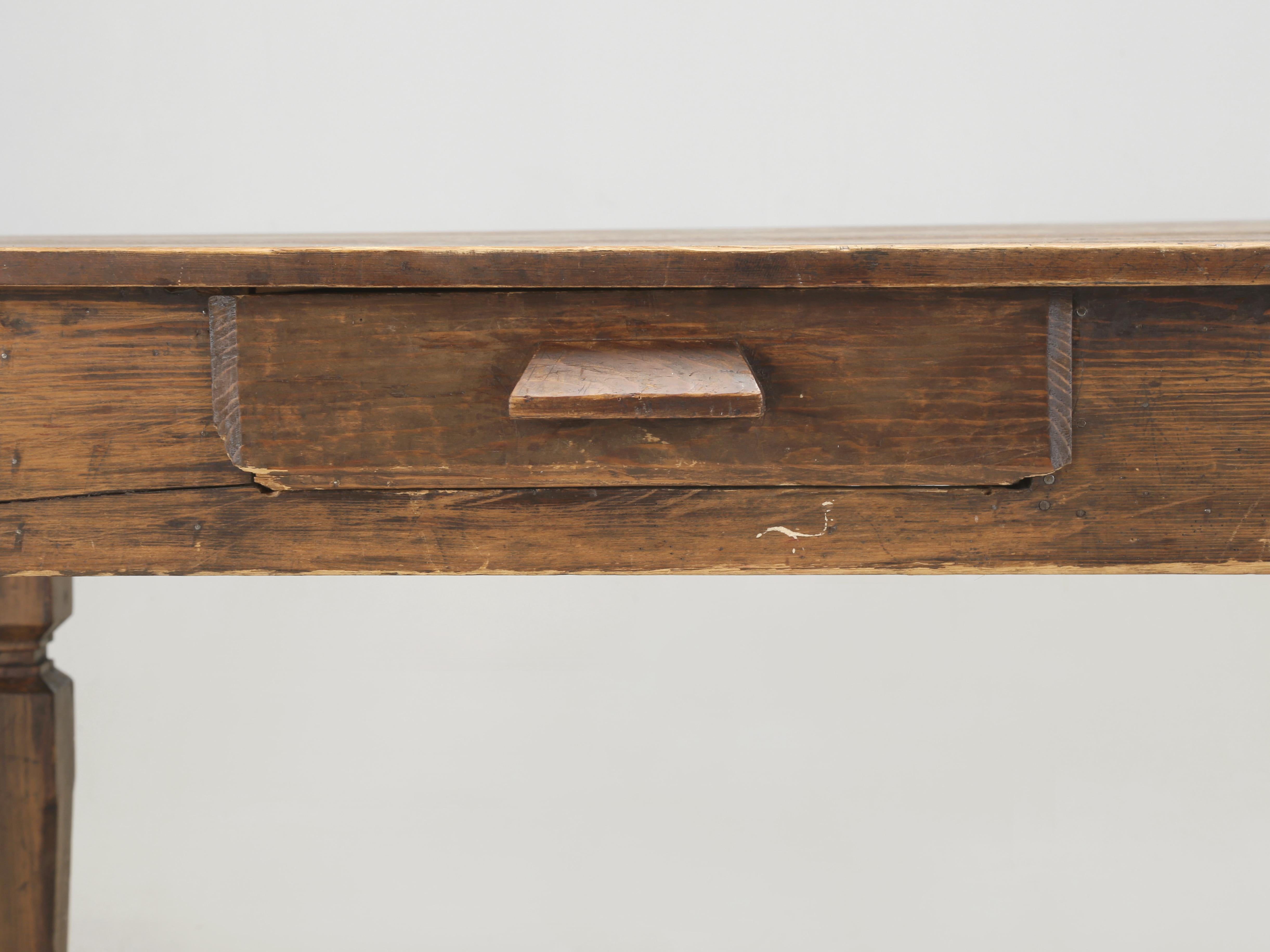 Antico tavolo da fattoria in pino americano Extra Wide per posti a sedere aggiuntivi Tutto originale in vendita 4