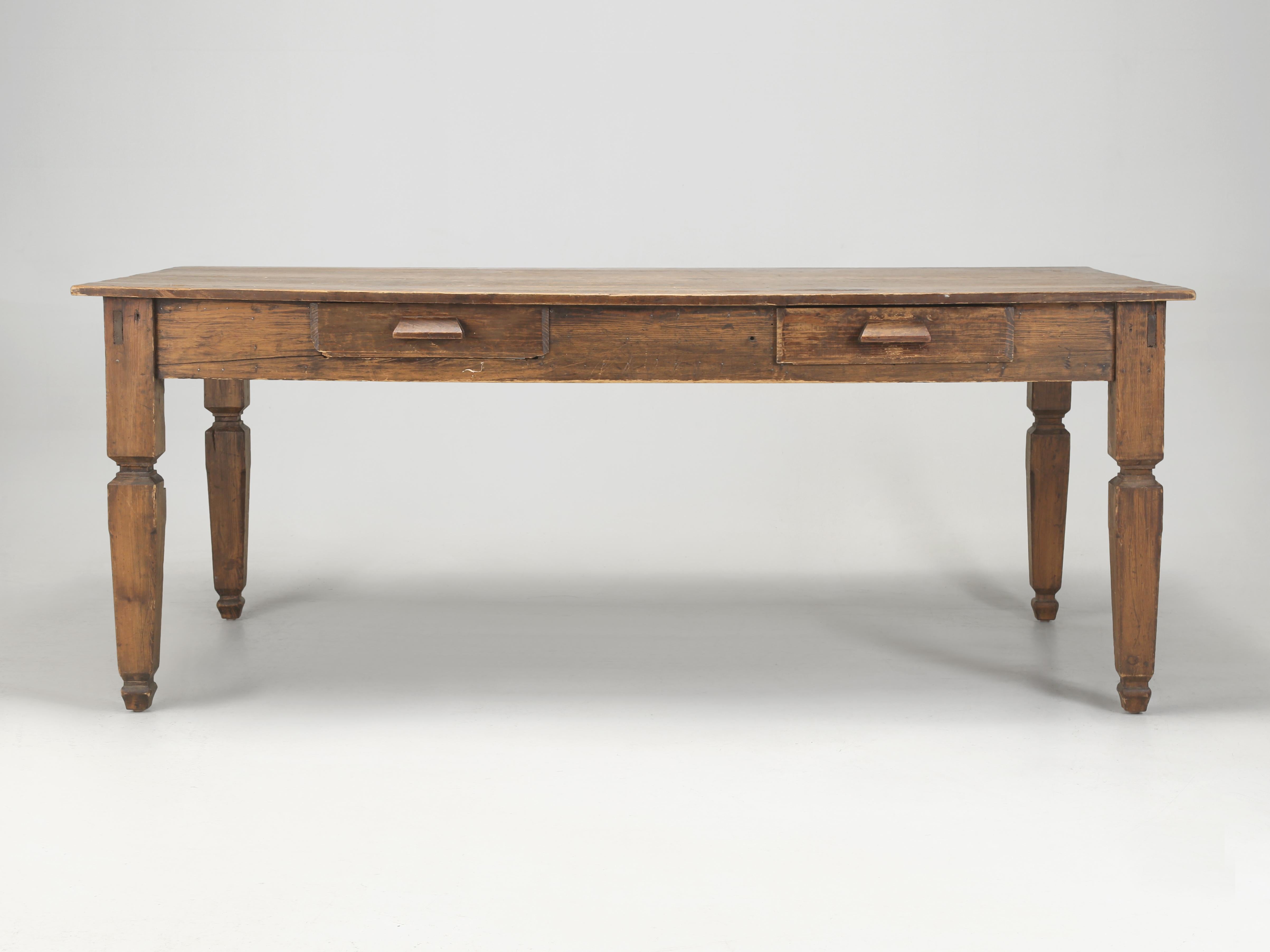 Antico tavolo da fattoria in pino americano Extra Wide per ulteriori posti a sedere Tutte le condizioni originali. Siamo stati fortunati a trovare questo antico tavolo da sala da pranzo o da cucina a livello locale e letteralmente a pochi minuti da 