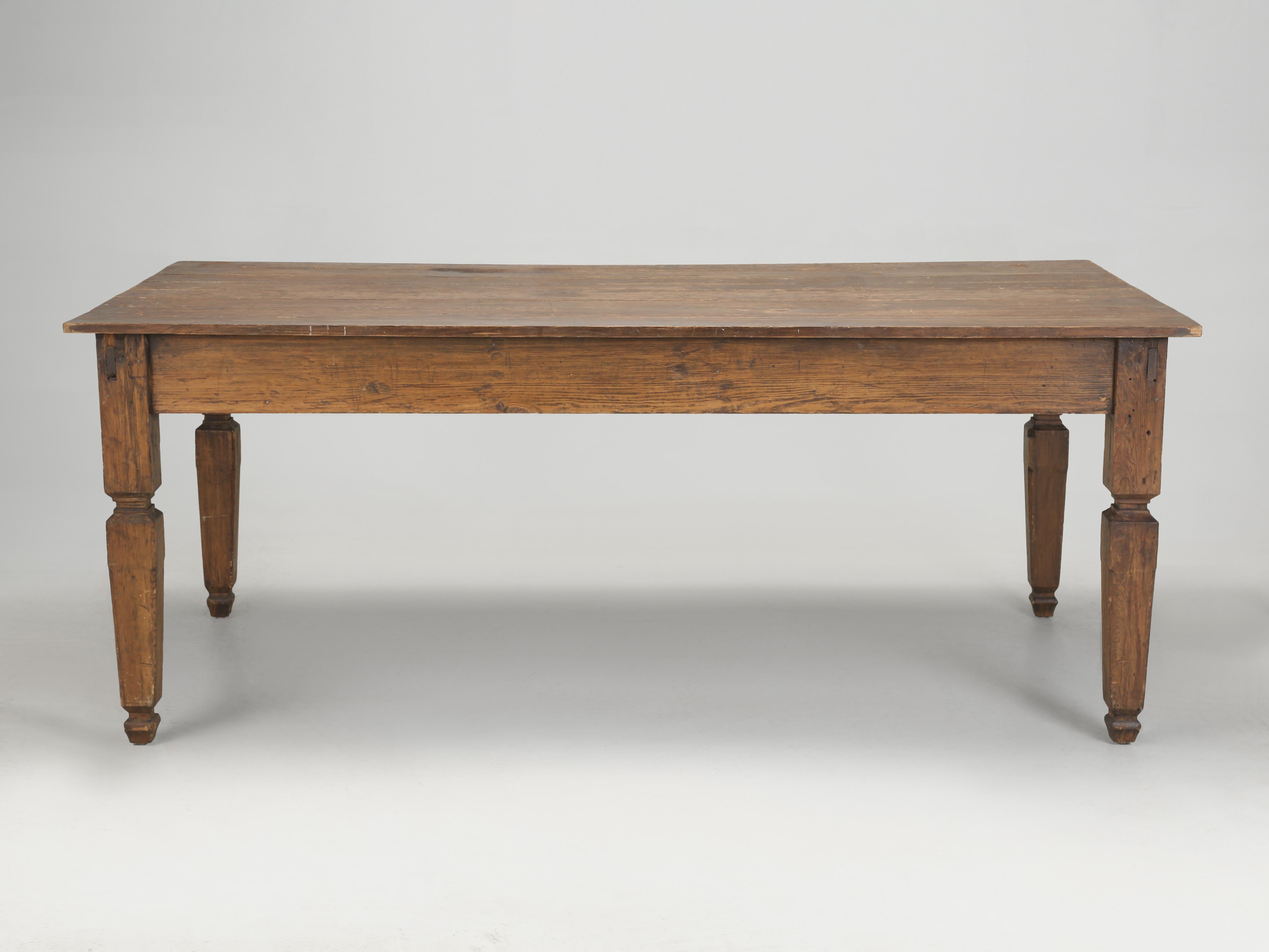 Fatto a mano Antico tavolo da fattoria in pino americano Extra Wide per posti a sedere aggiuntivi Tutto originale in vendita