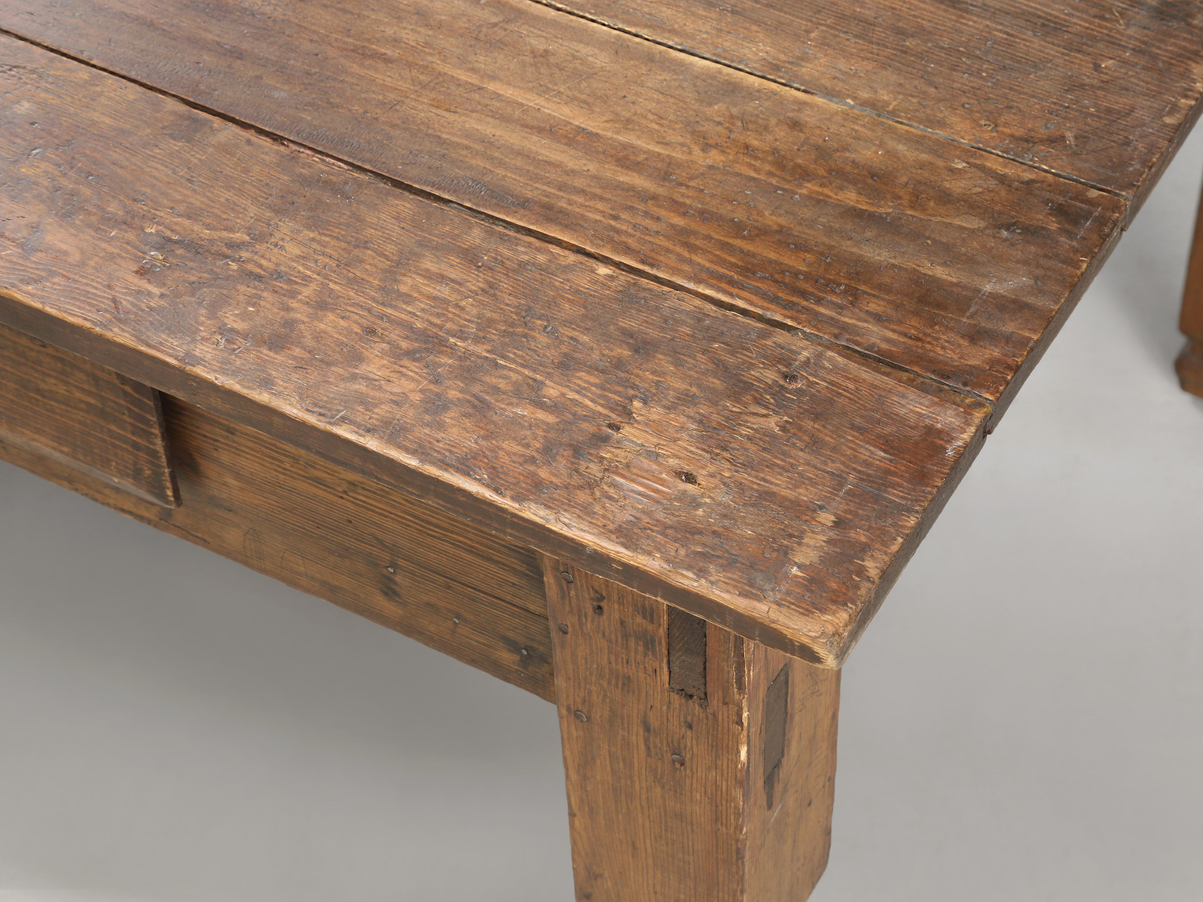 Metà XX secolo Antico tavolo da fattoria in pino americano Extra Wide per posti a sedere aggiuntivi Tutto originale in vendita
