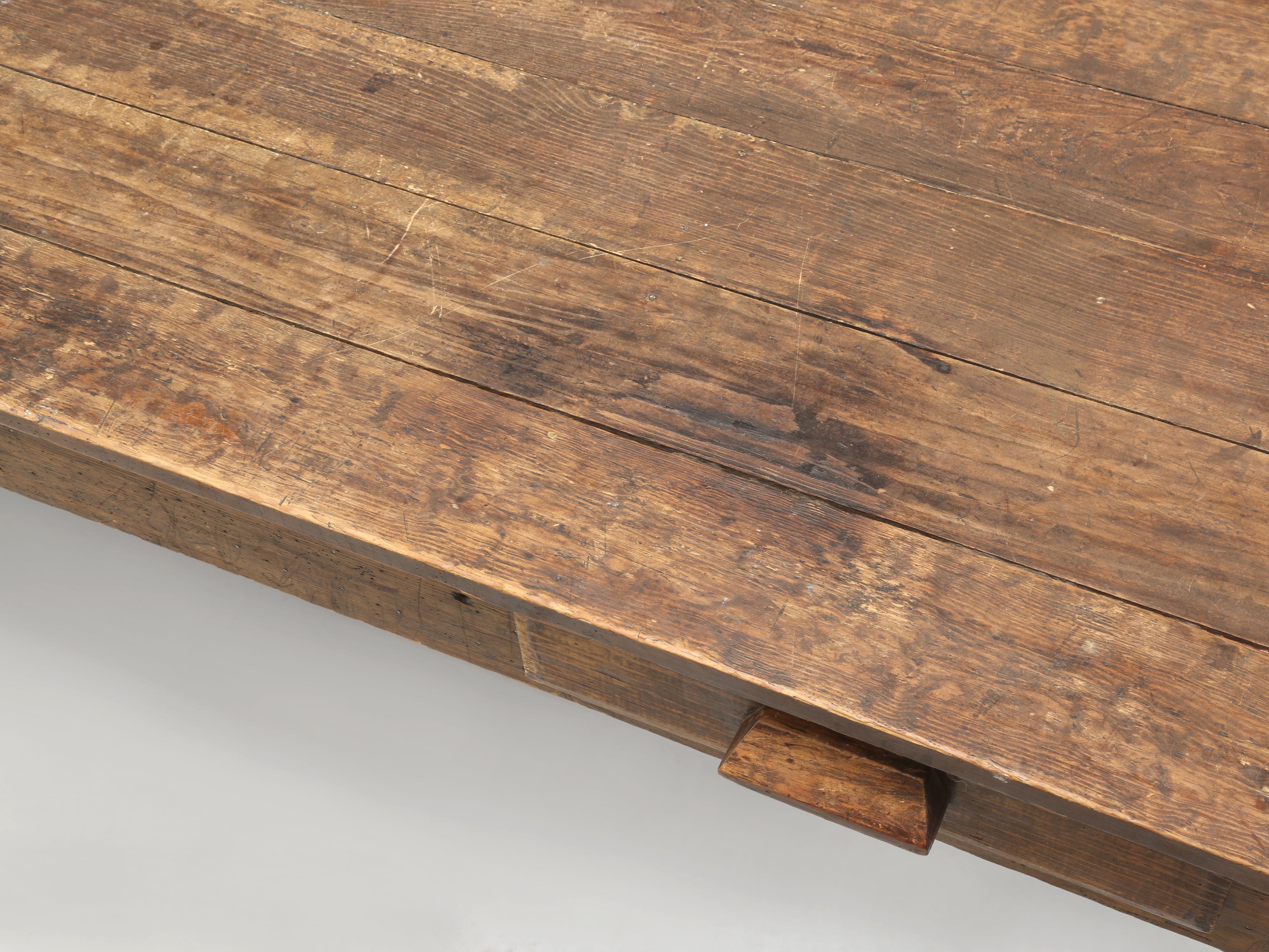 Pino Antico tavolo da fattoria in pino americano Extra Wide per posti a sedere aggiuntivi Tutto originale in vendita