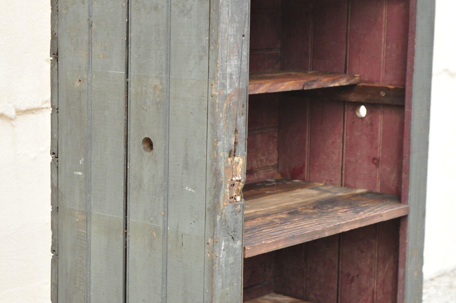 Bois Ancienne armoire de cuisine américaine primitive bleue verte peinte et vieillie en vente