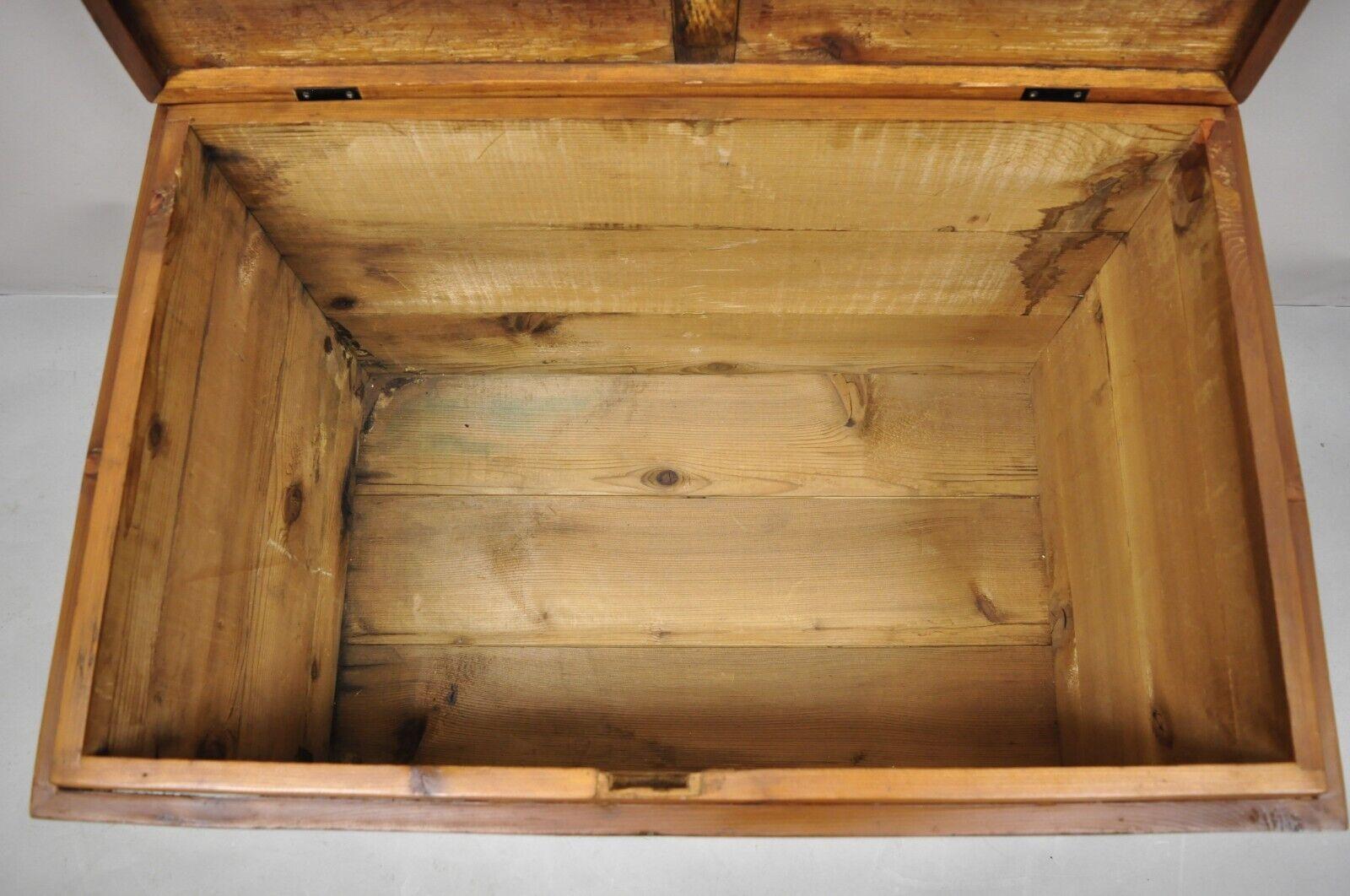 Antico baule americano primitivo in legno marrone per coperte in vendita 1