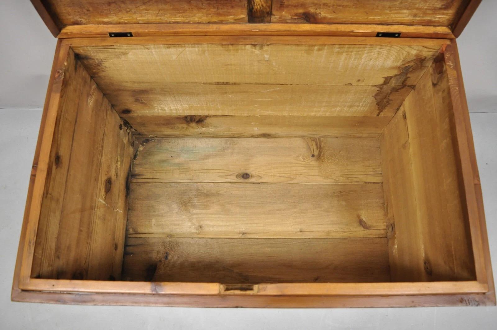 Antico baule americano primitivo in legno marrone per coperte in vendita 3