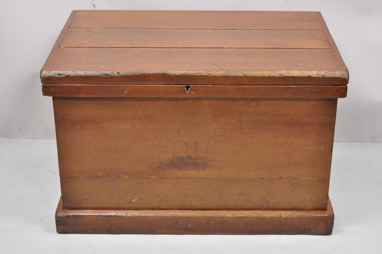 Antico baule porta coperte americano primitivo in legno marrone. L'articolo è dotato di ferramenta in ghisa, struttura in legno massiccio, finitura invecchiata, senza chiave, ma sbloccata, un oggetto antico molto bello, di grande stile e forma.