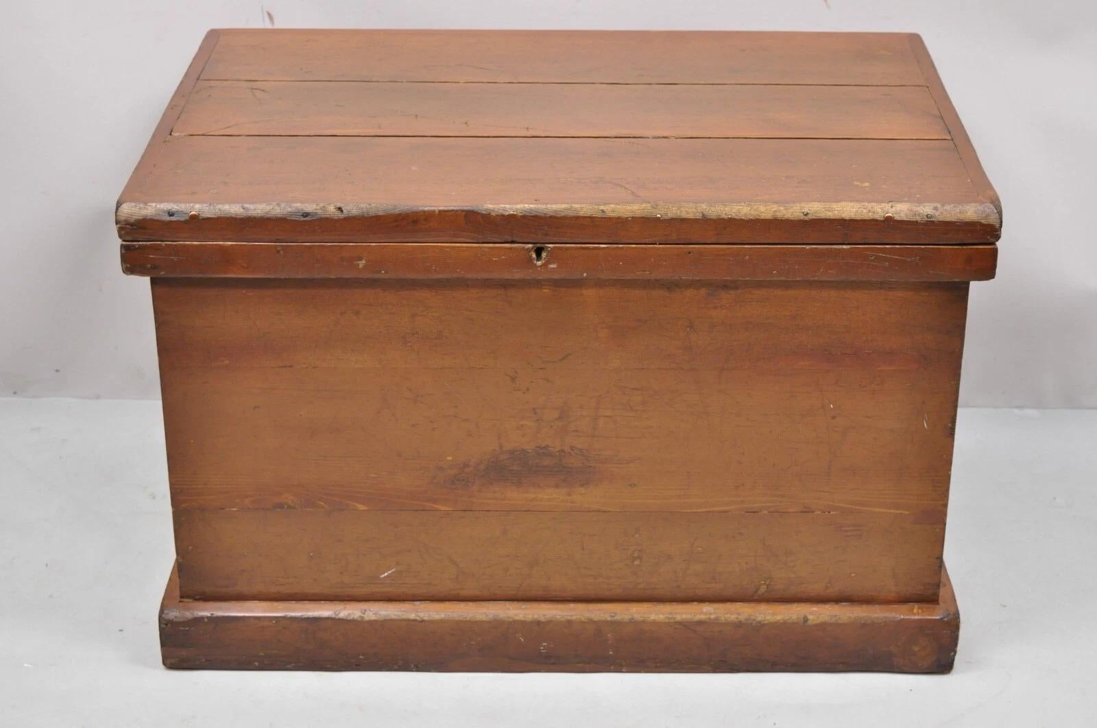 Antico baule americano primitivo in legno marrone per coperte. Dettagli: Ferramenta in ghisa, struttura in legno massiccio, finitura rovinata, senza chiave, ma sbloccata, oggetto d'antiquariato molto bello, di grande stile e forma. Età: primi anni