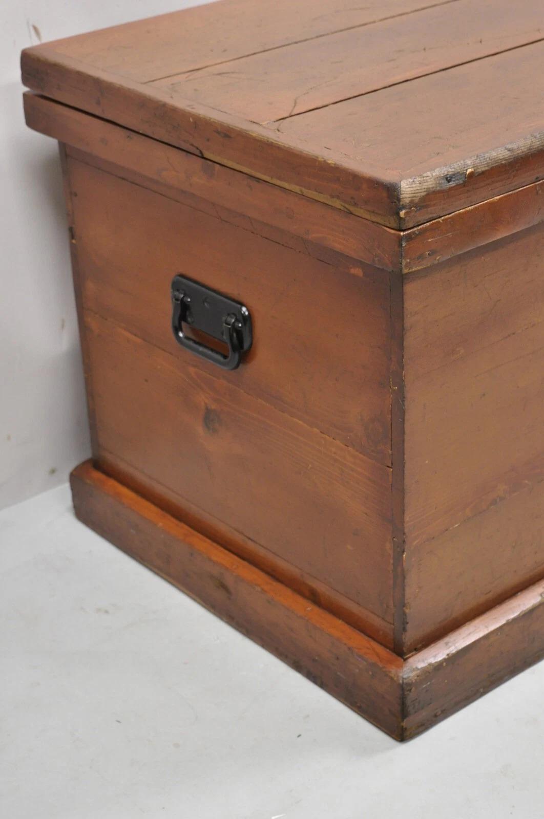 Primitivo Antico baule americano primitivo in legno marrone per coperte in vendita