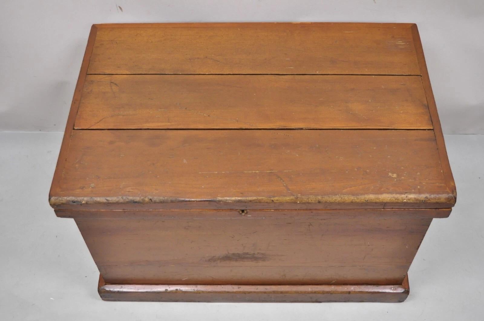 Sconosciuto Antico baule americano primitivo in legno marrone per coperte in vendita