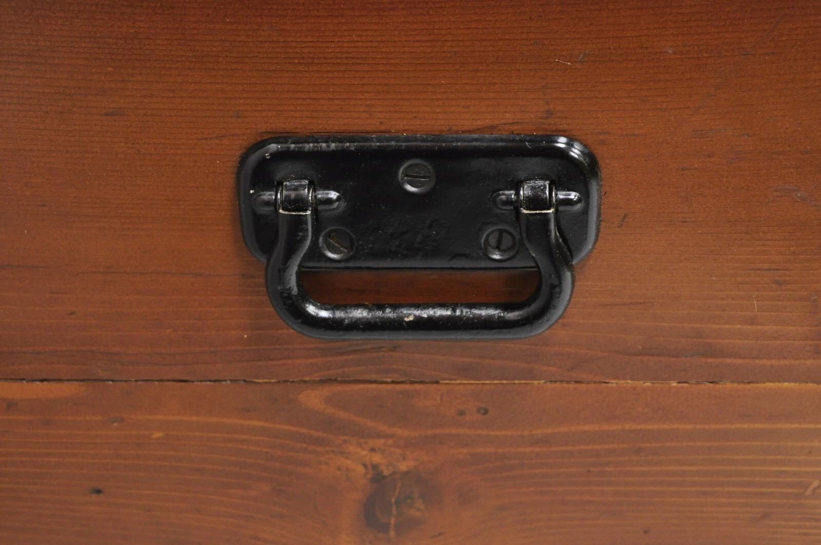 XX secolo Antico baule americano primitivo in legno marrone per coperte in vendita