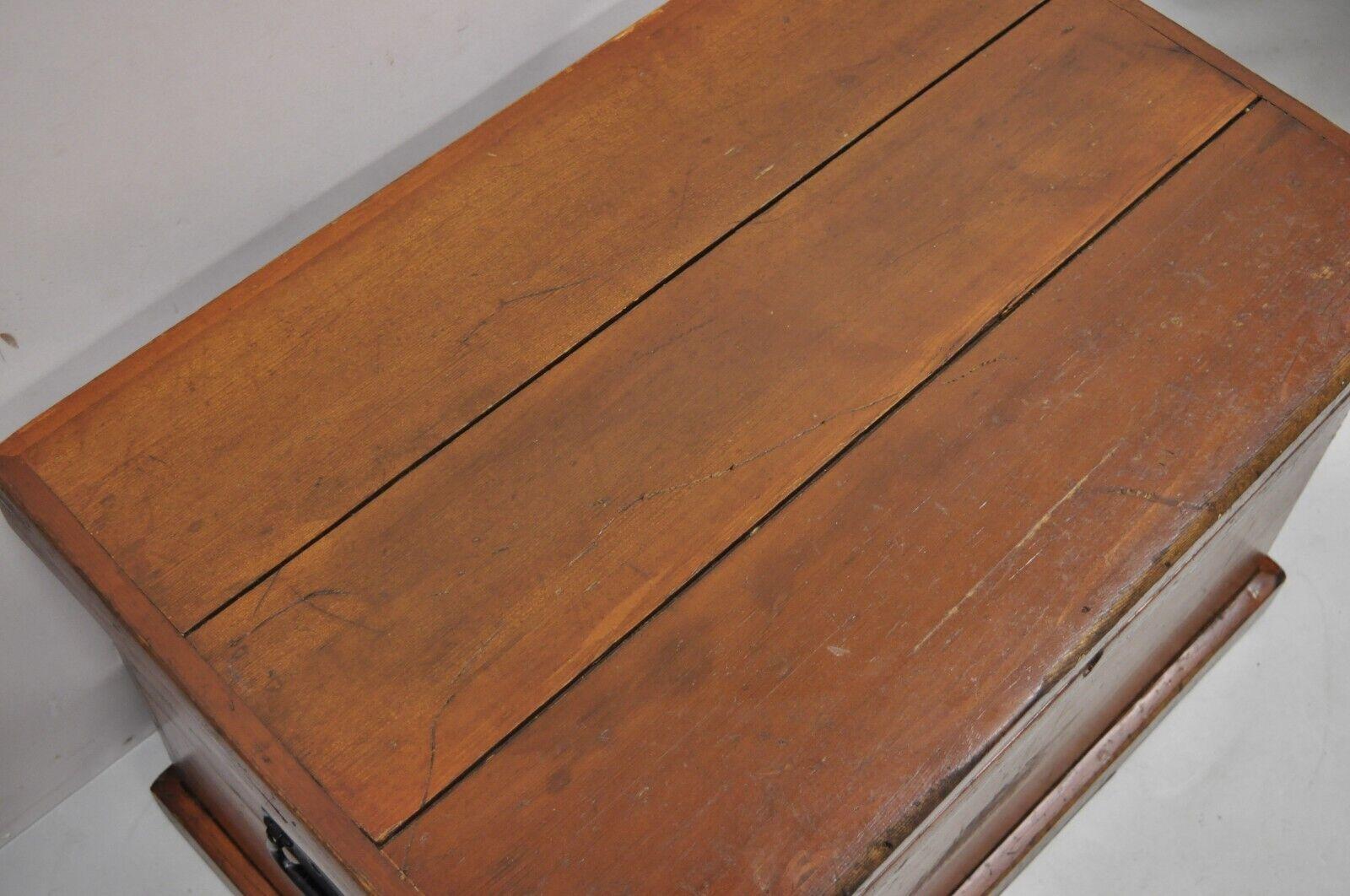 Ancienne malle à couvertures américaine primitive en bois marron en vente 1