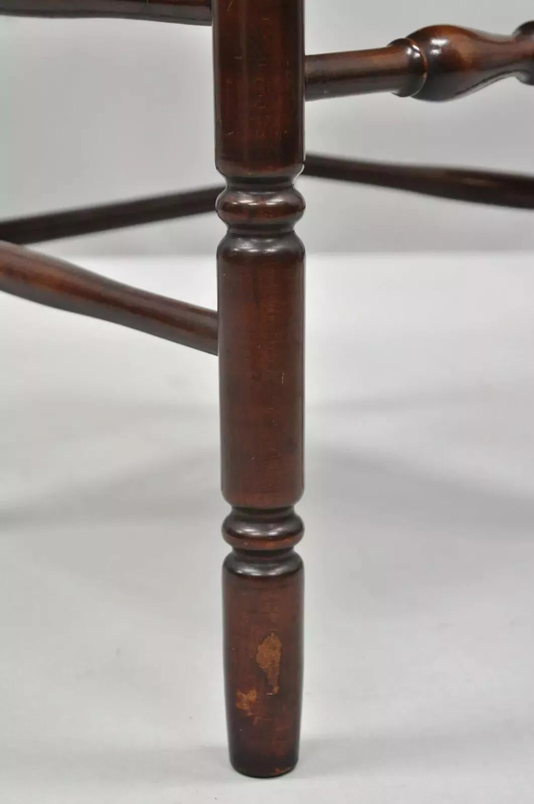 Chaise d'appoint américaine primitive ancienne en bois de cerisier tissé, assise en jonc et dossier en échelle en vente 3