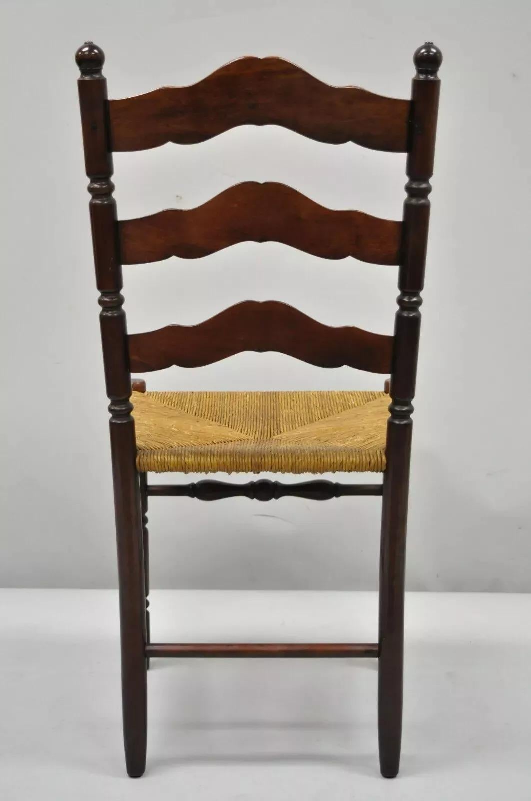 Chaise d'appoint américaine primitive ancienne en bois de cerisier tissé, assise en jonc et dossier en échelle en vente 4