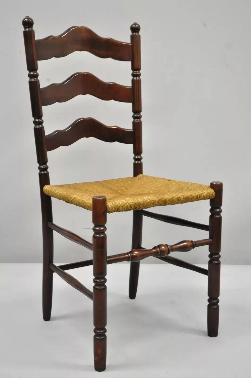 Ancienne chaise d'appoint primitive américaine en bois de cerisier tressé avec siège en jonc et dossier en échelle. Cet article se caractérise par une assise en jonc tissé, un dossier en échelle, une construction en bois massif, un beau grain de
