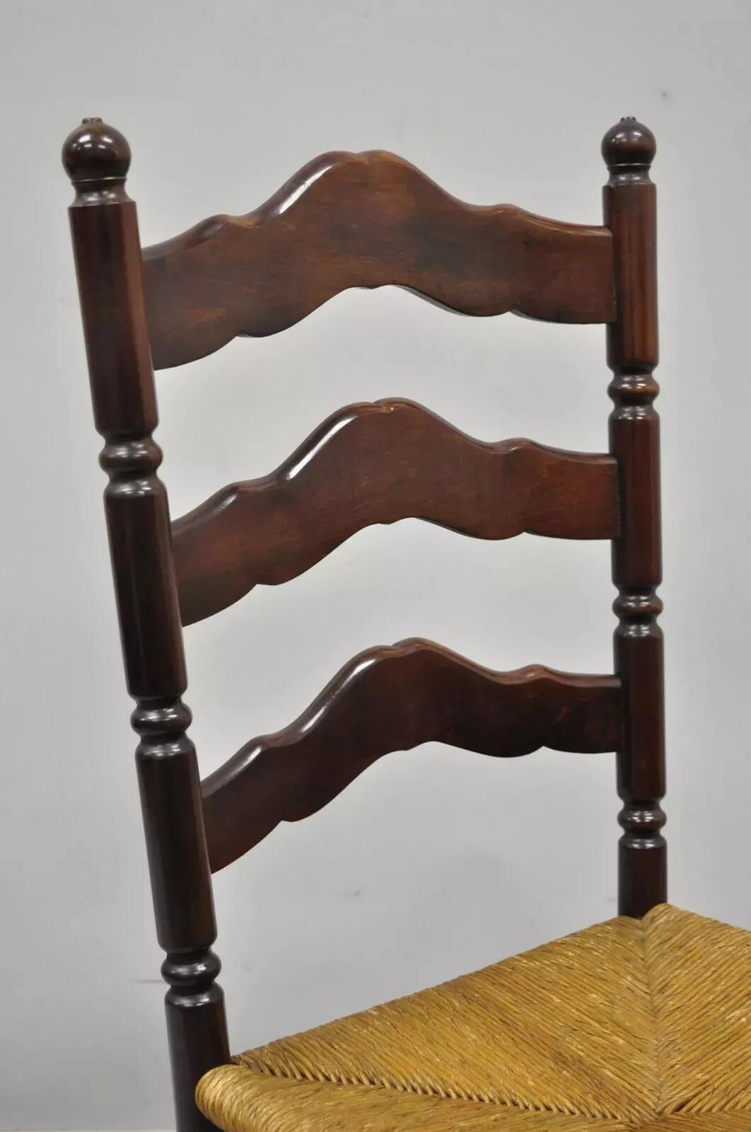 Rustique Chaise d'appoint américaine primitive ancienne en bois de cerisier tissé, assise en jonc et dossier en échelle en vente