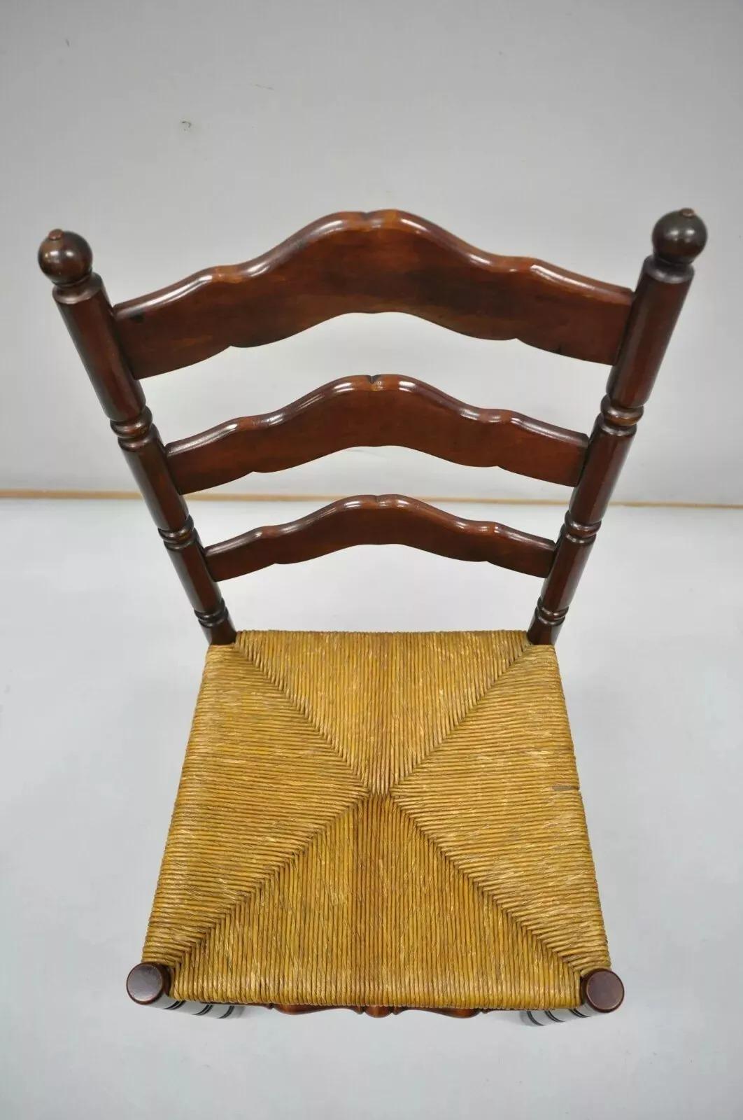 Inconnu Chaise d'appoint américaine primitive ancienne en bois de cerisier tissé, assise en jonc et dossier en échelle en vente
