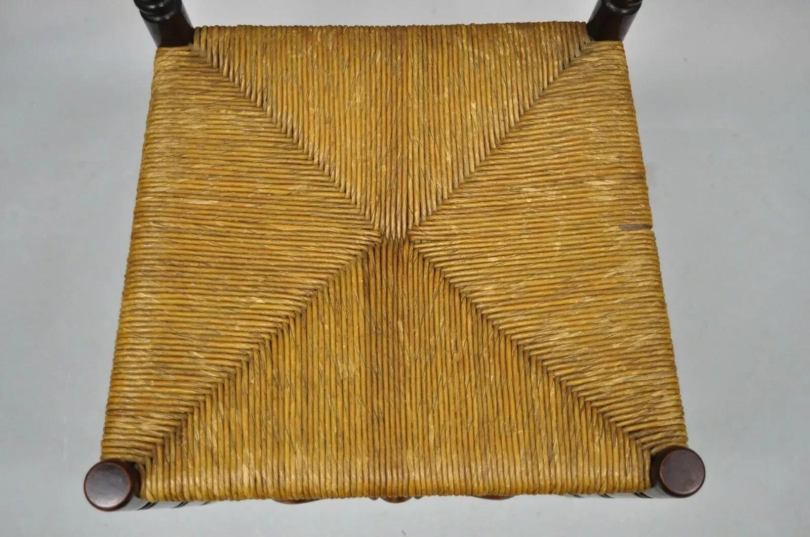 20ième siècle Chaise d'appoint américaine primitive ancienne en bois de cerisier tissé, assise en jonc et dossier en échelle en vente