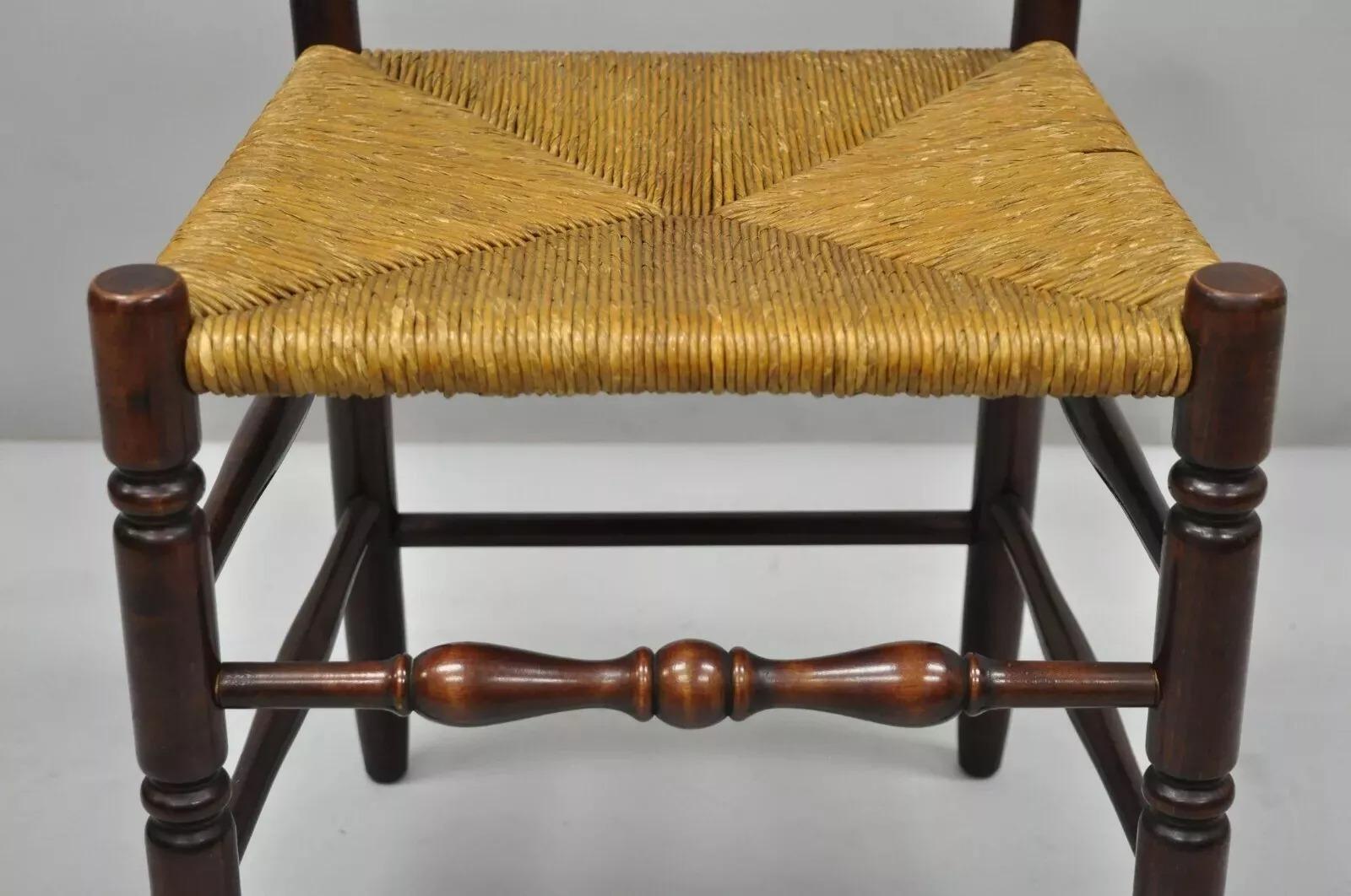 Cerise Chaise d'appoint américaine primitive ancienne en bois de cerisier tissé, assise en jonc et dossier en échelle en vente