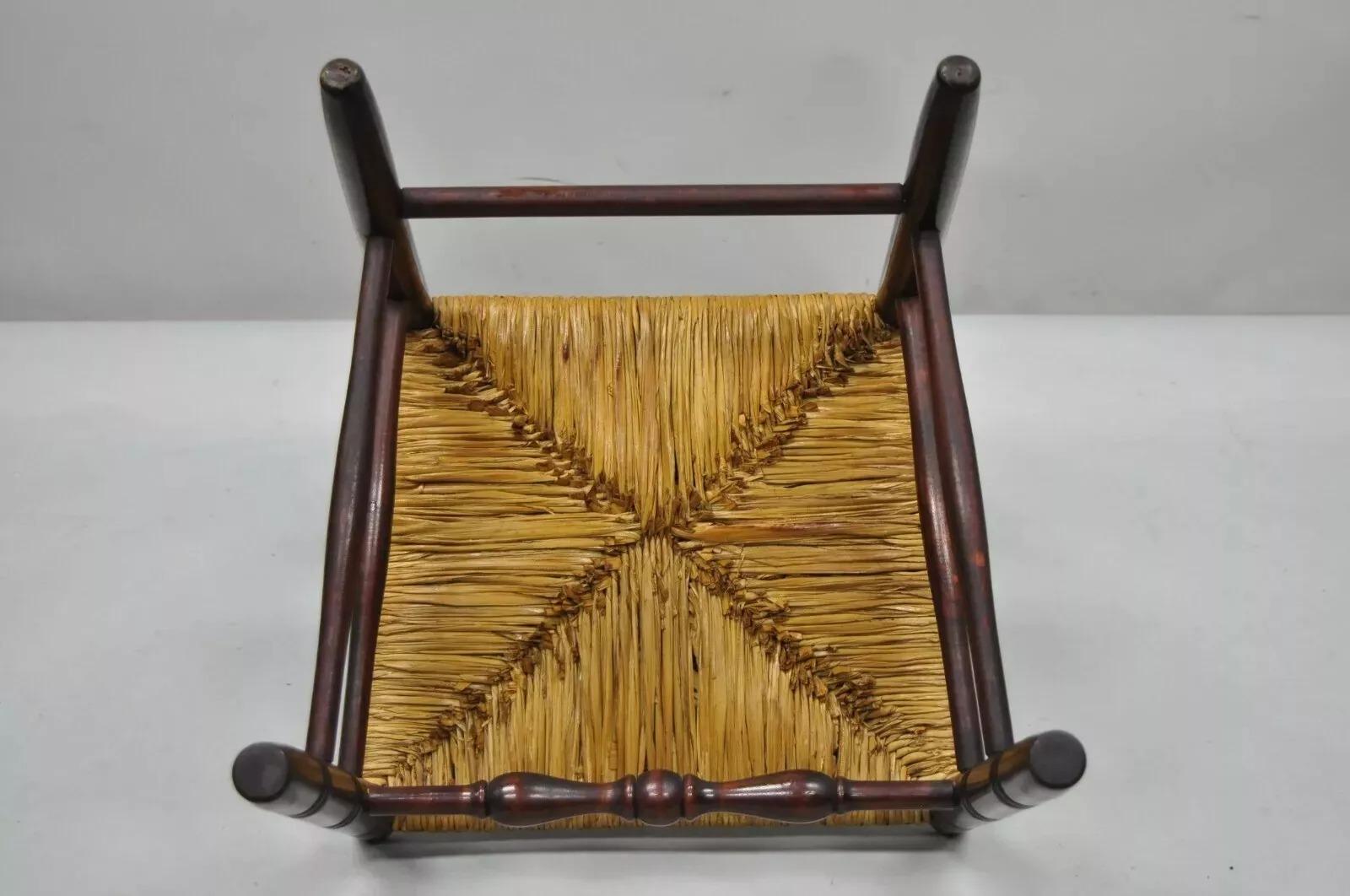 Chaise d'appoint américaine primitive ancienne en bois de cerisier tissé, assise en jonc et dossier en échelle en vente 2