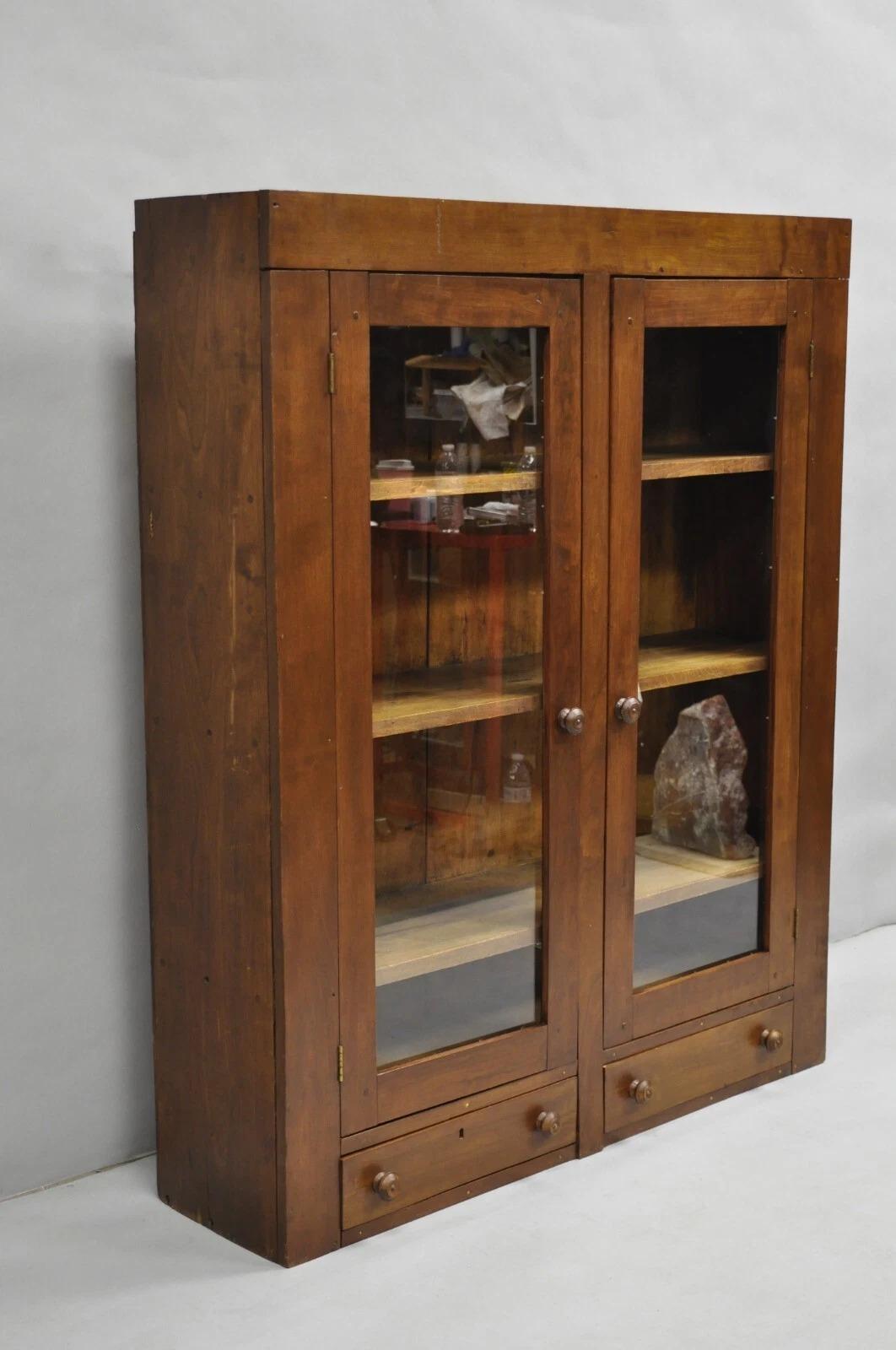 Antico armadio a 2 ante con 2 cassetti inferiori in legno di ciliegio primitivo americano Colony Glass. Circa alla fine del XIX secolo. Misure: 51