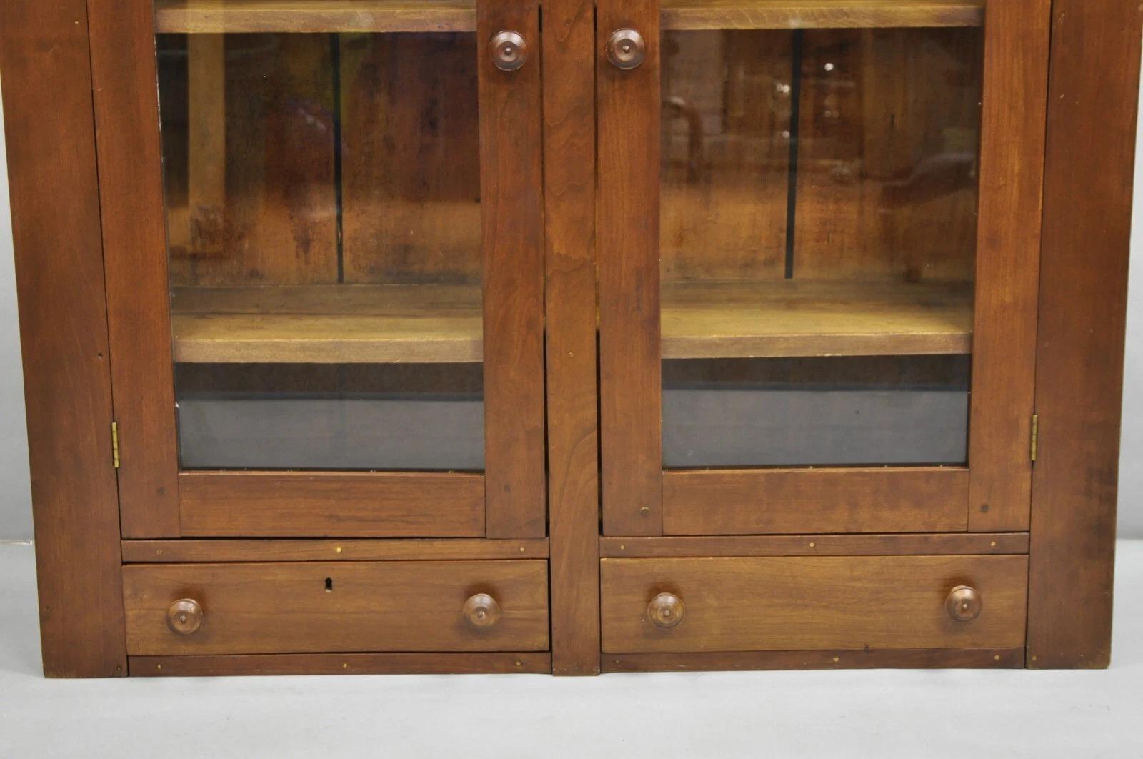 Primitivo Antico armadietto a 2 ante in legno di ciliegio americano primitivo Coloni in vendita