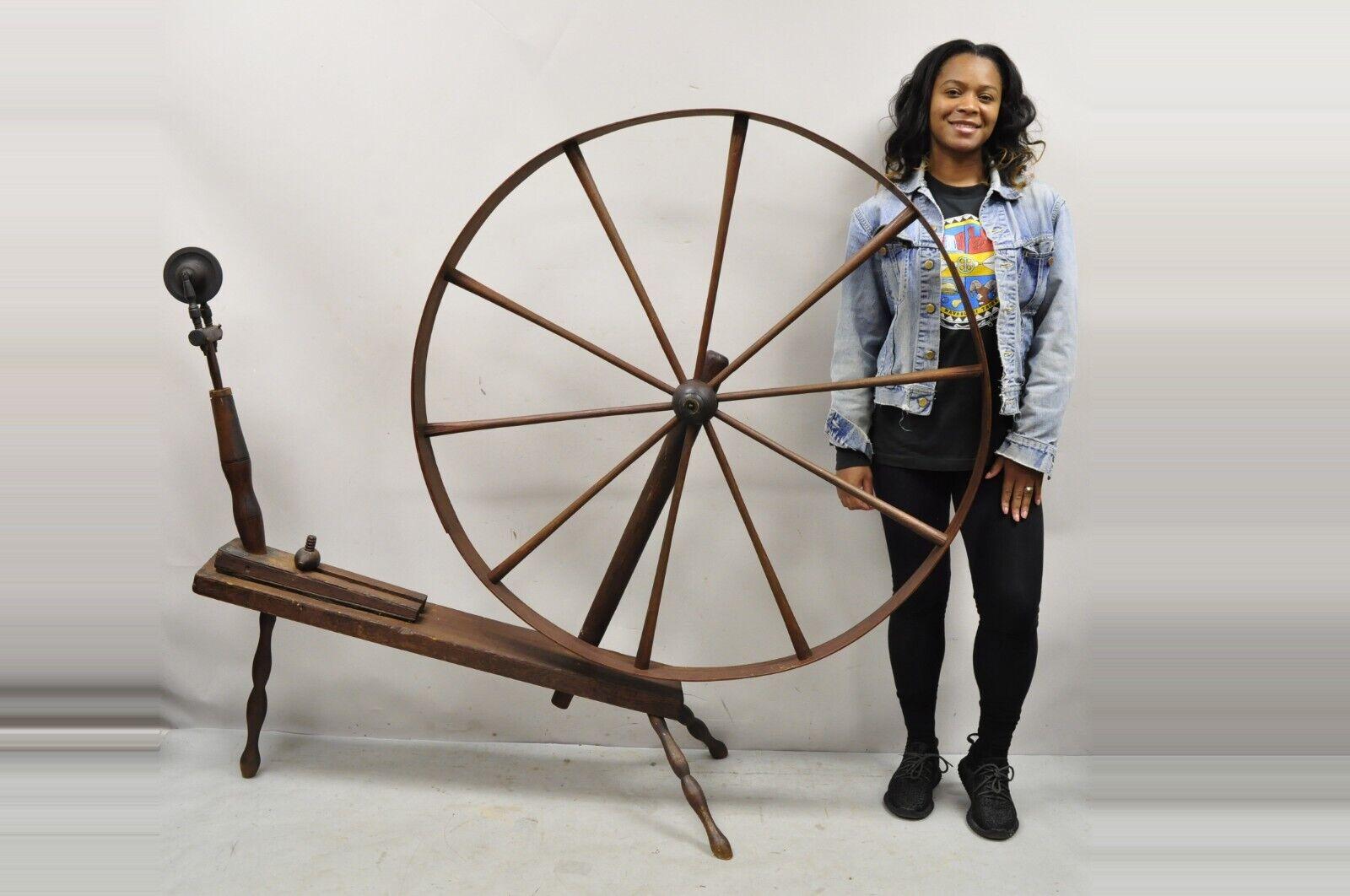 Antique rouet américain primitif colonial en bois. Cet article est doté d'une roue de 46 pouces de diamètre, d'une construction en bois massif, d'un beau grain de bois, d'un très bel article ancien, d'une fabrication américaine de qualité, d'un