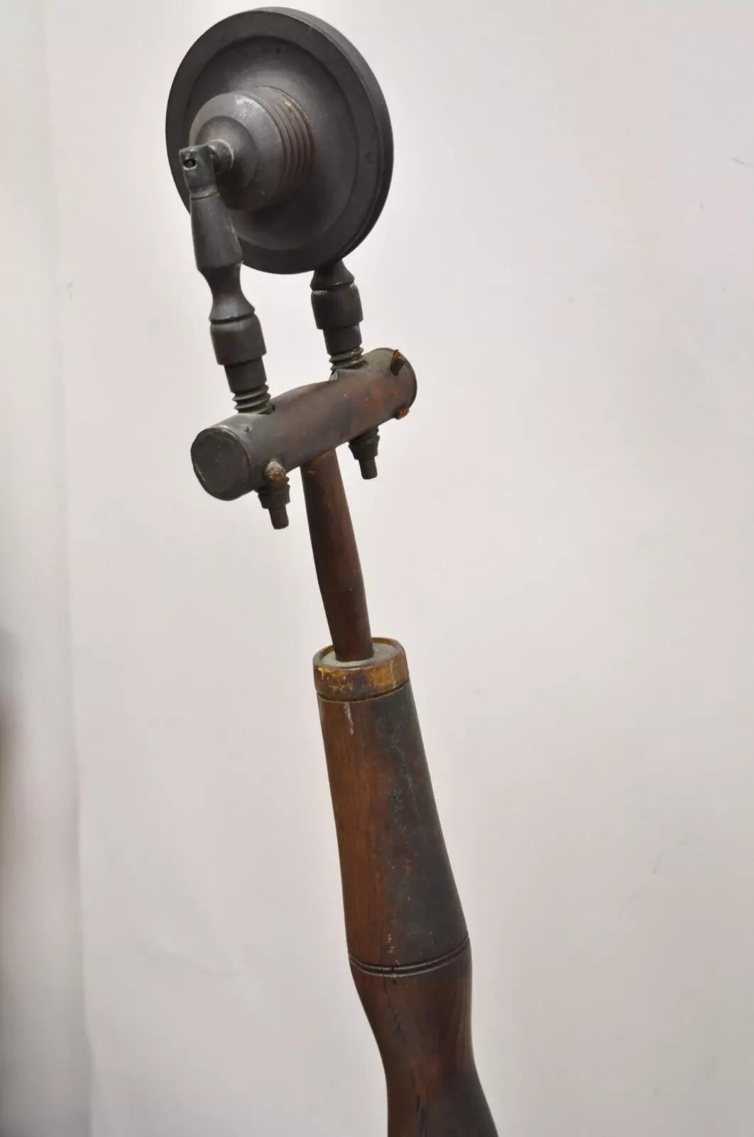 Antique American Primitive Colonial Wooden Country Spinning Wheel In Good Condition For Sale In Philadelphia, PA
