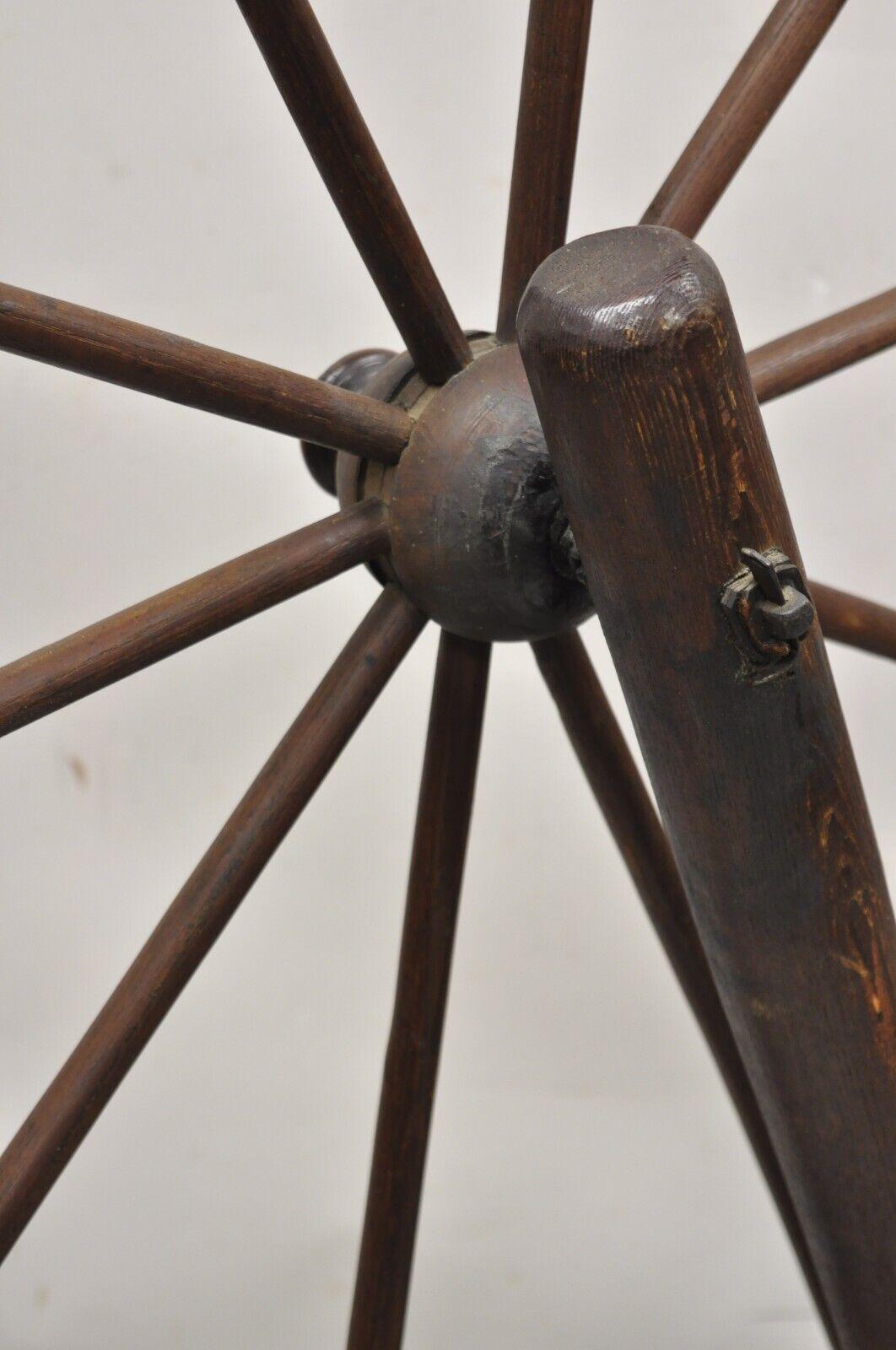 roue tournante coloniale américaine primitive ancienne en bois en vente 1