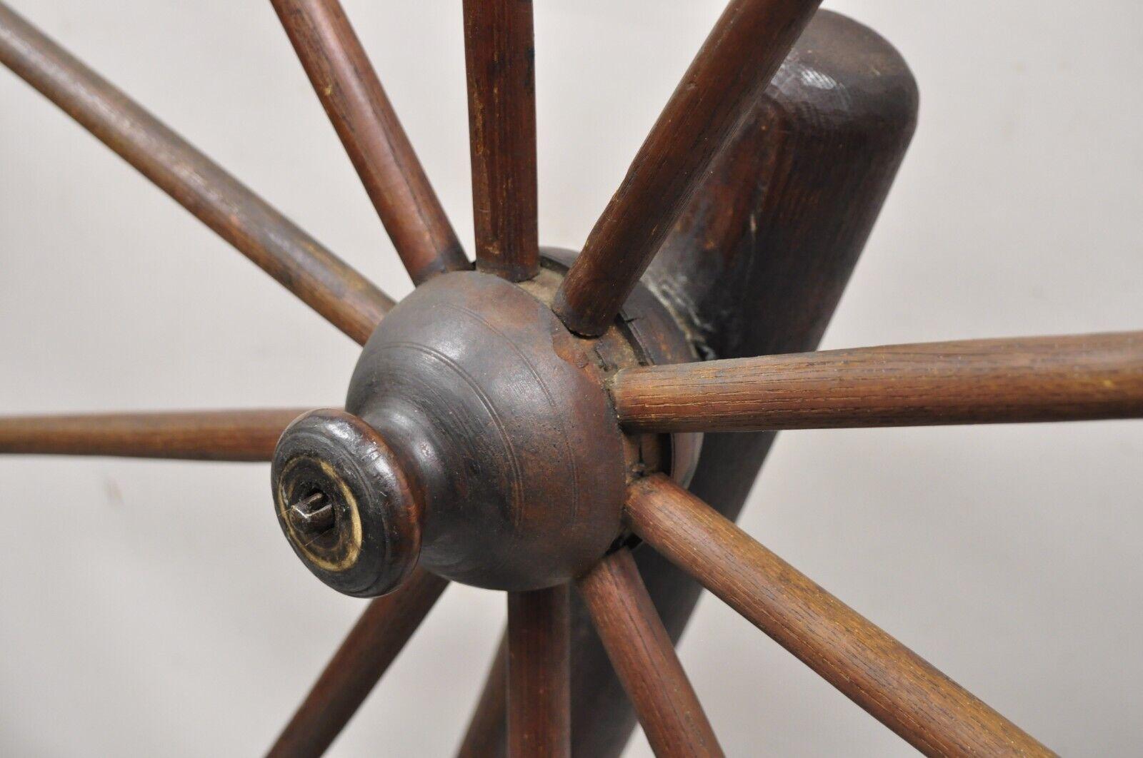 roue tournante coloniale américaine primitive ancienne en bois en vente 2