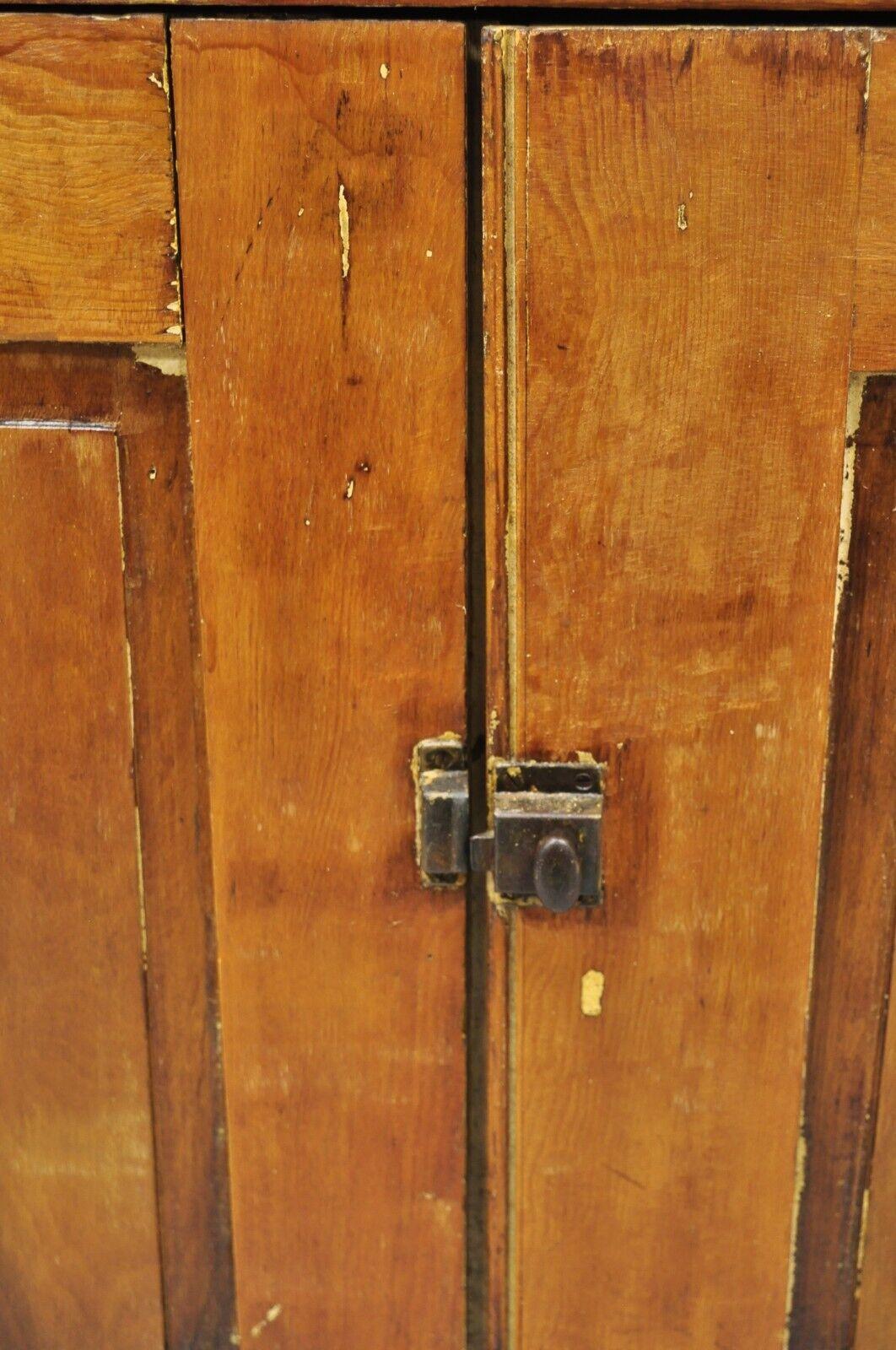 Antique American Primitive Country Pine Wood 2 Door Cupboard Hutch Cabinet en vente 5