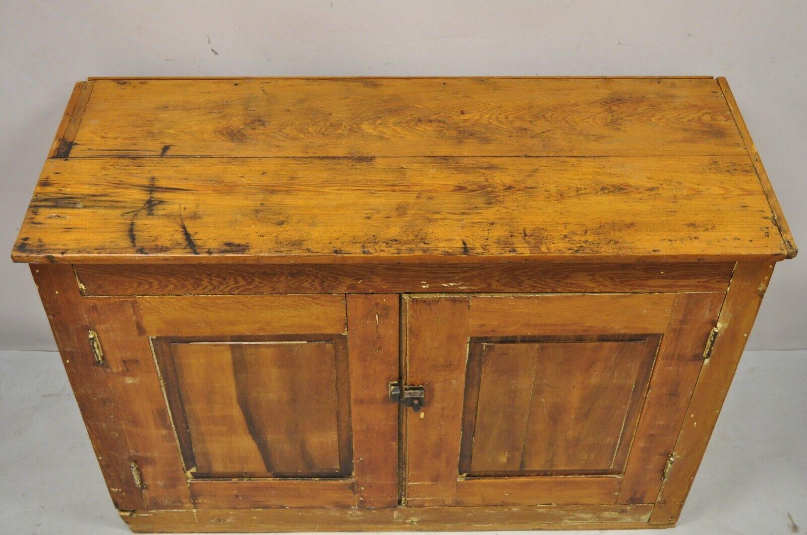 Antiker amerikanischer primitiver Hutch-Schrank aus Kiefernholz mit 2 Türen im Zustand „Gut“ im Angebot in Philadelphia, PA