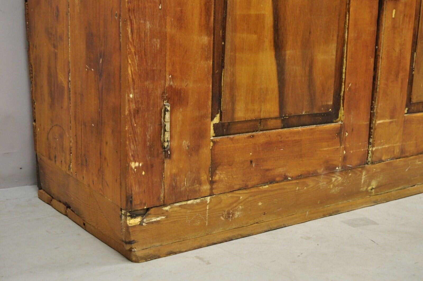 Antique American Primitive Country Pine Wood 2 Door Cupboard Hutch Cabinet In Good Condition For Sale In Philadelphia, PA