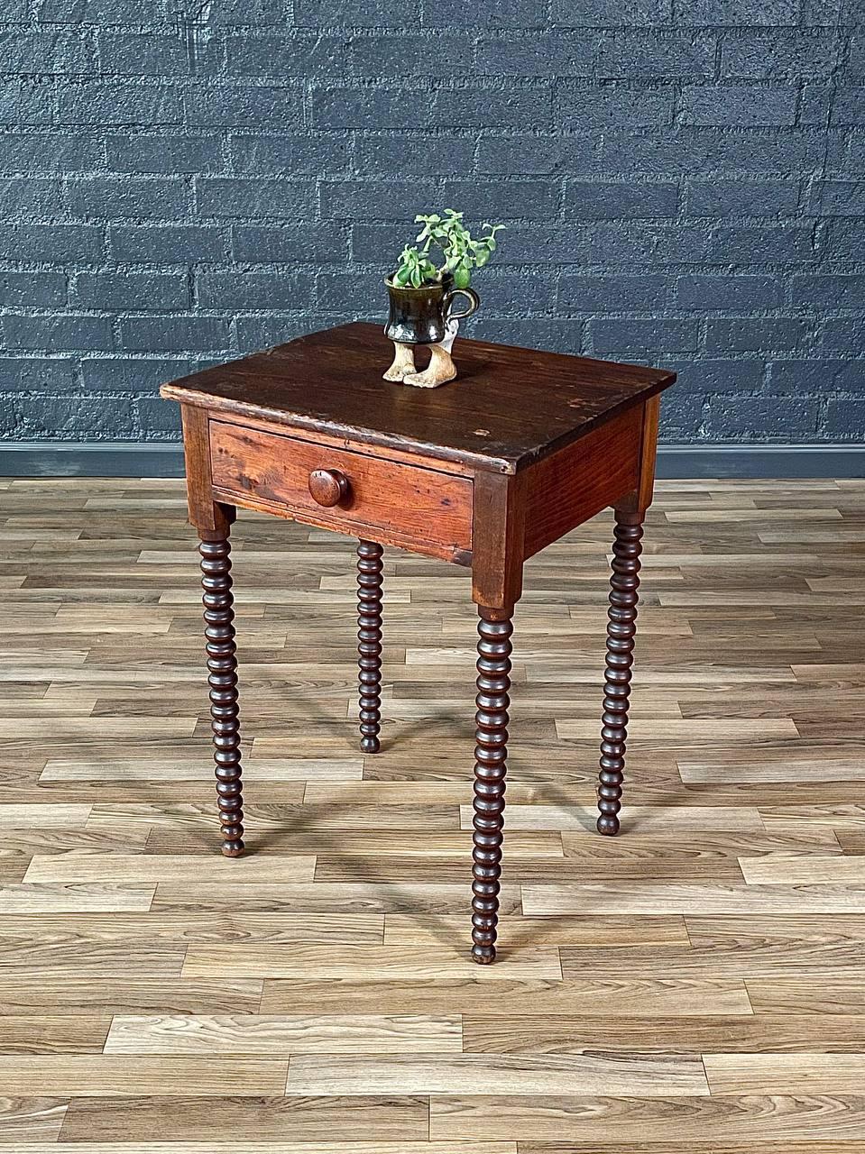 Antique American Primitive Handcrafted Spool-Turned Leg Side Table In Good Condition In Los Angeles, CA