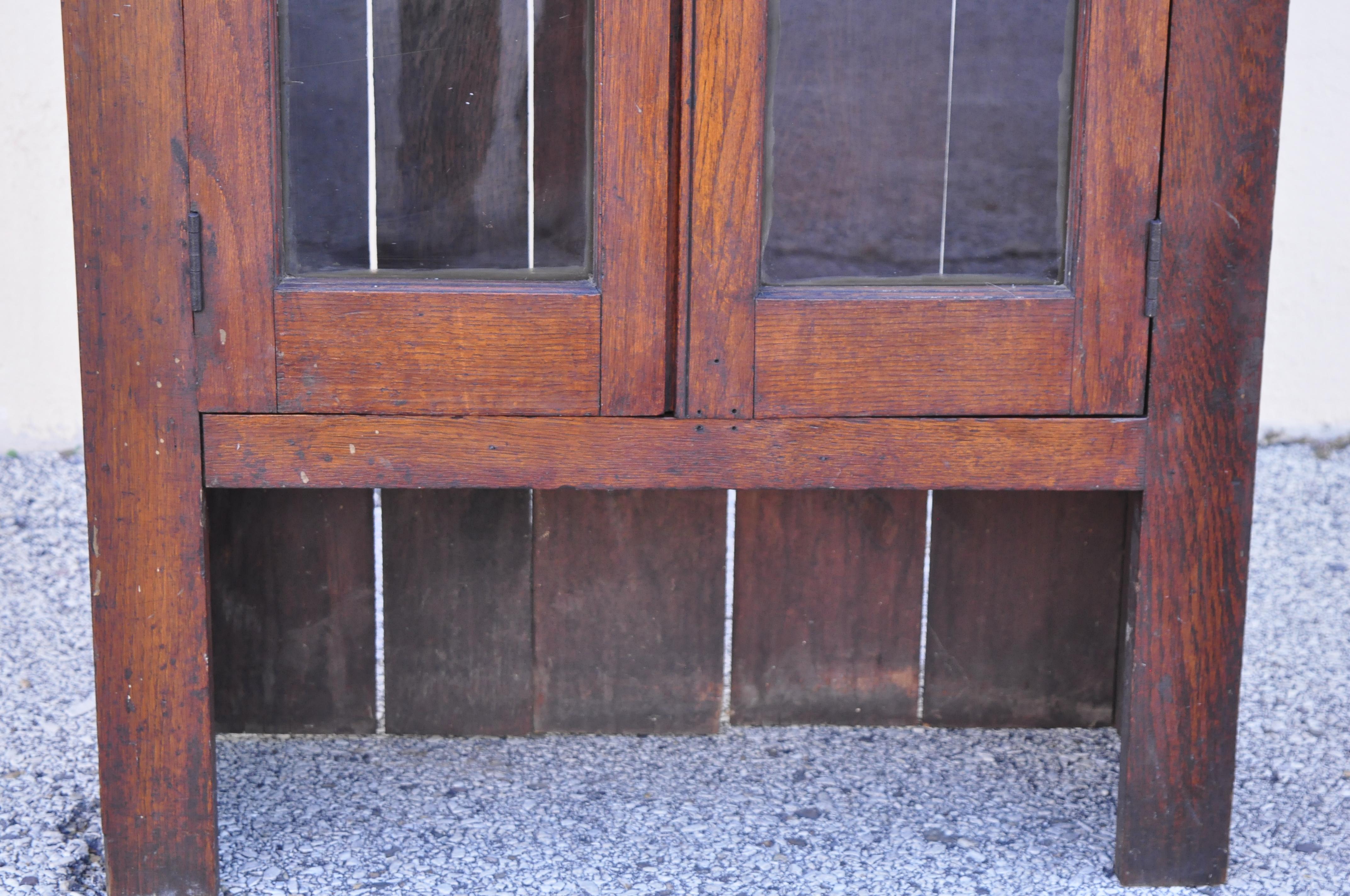 Antique American Rustic Oak Wood Cupboard Cabinet Hutch 2 Glass Doors In Good Condition In Philadelphia, PA