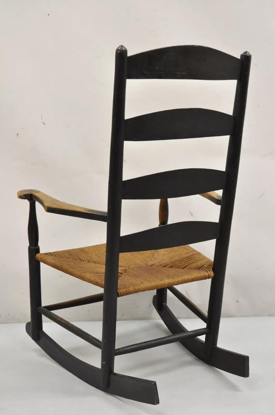 Ancienne chaise à bascule Shaker rustique américaine en bois ébénisé siège en jonc en vente 3