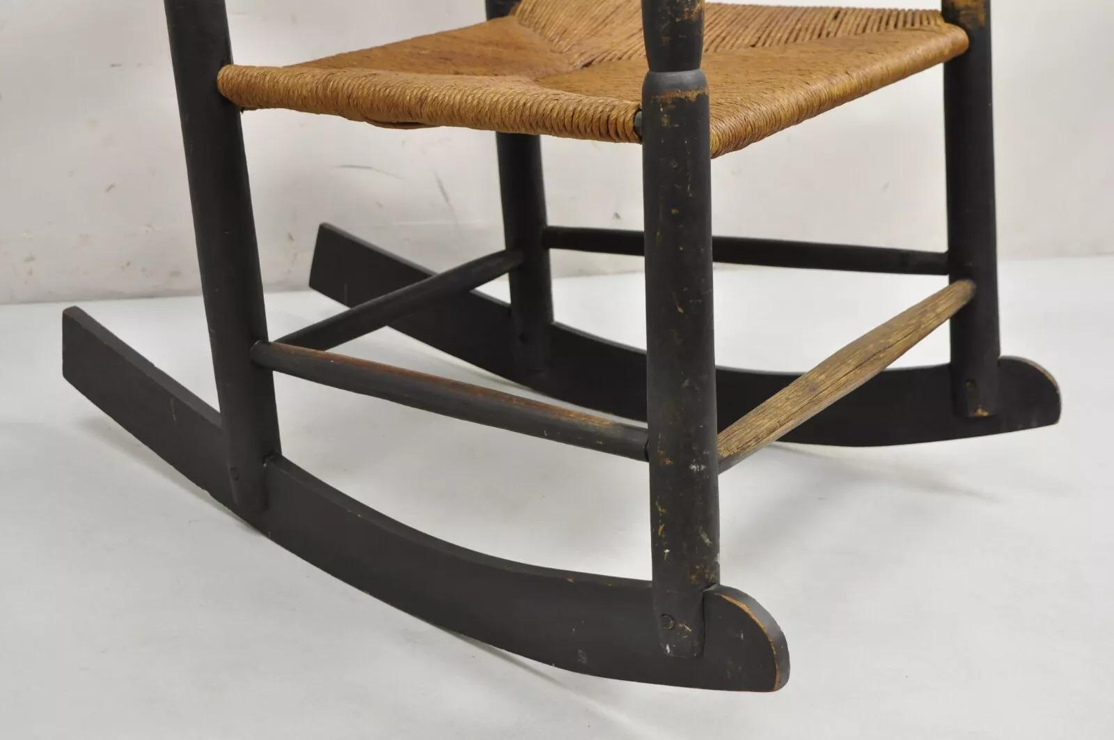 Ancienne chaise à bascule Shaker rustique américaine en bois ébénisé siège en jonc en vente 4