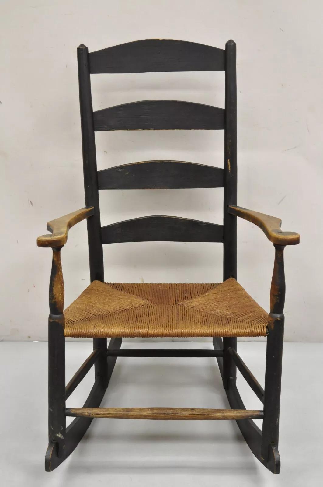 Ancienne chaise à bascule Shaker rustique américaine en bois ébénisé siège en jonc en vente 5