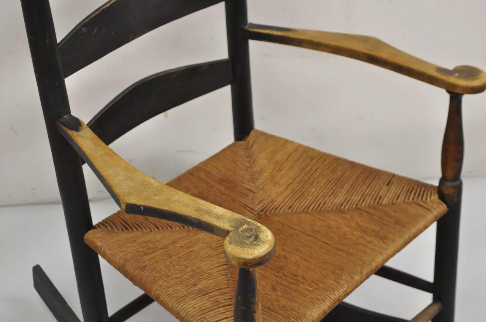 Art pot à épices Ancienne chaise à bascule Shaker rustique américaine en bois ébénisé siège en jonc en vente