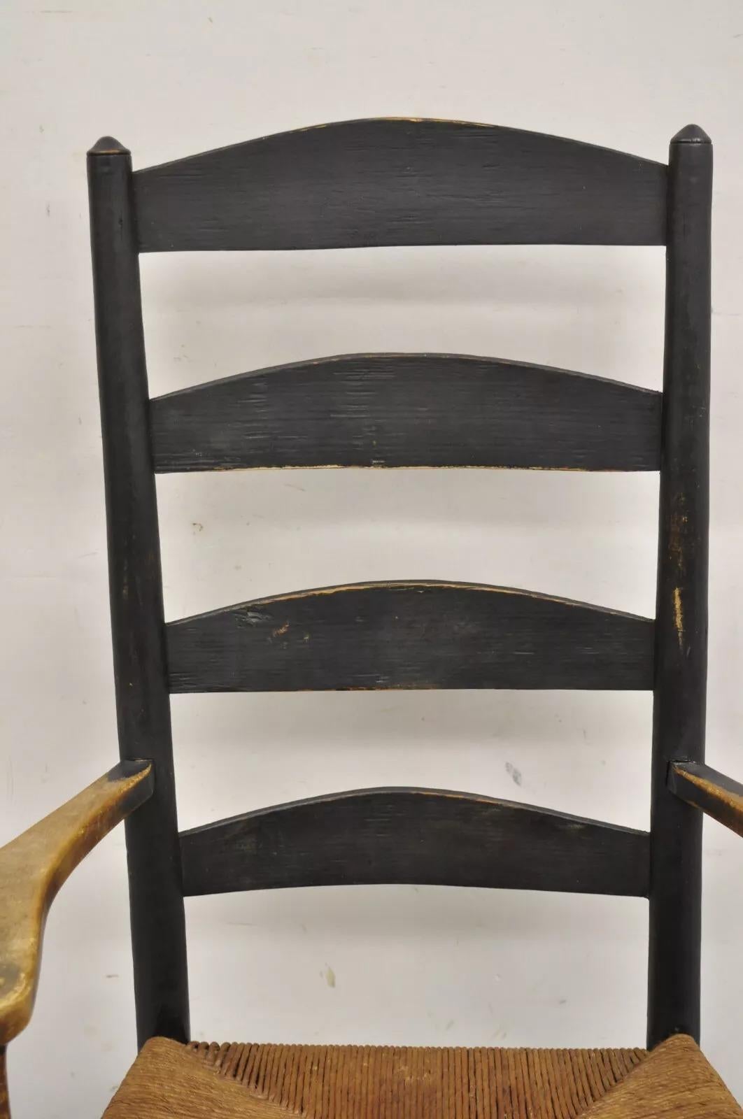Inconnu Ancienne chaise à bascule Shaker rustique américaine en bois ébénisé siège en jonc en vente