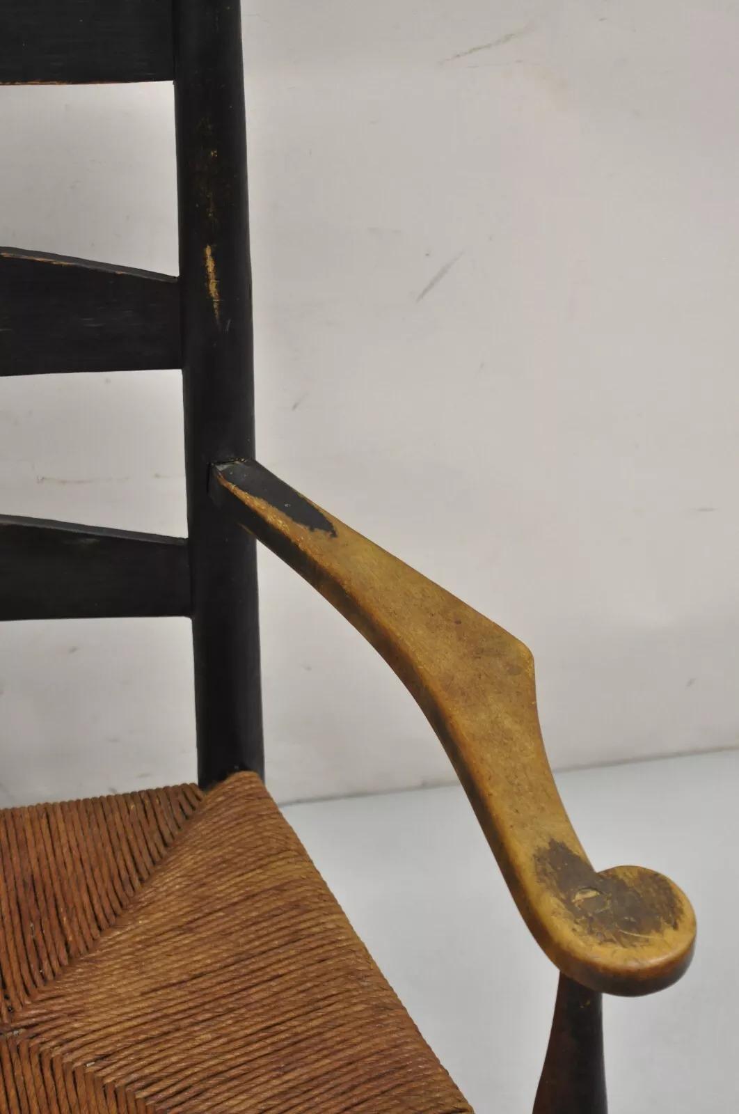 Ancienne chaise à bascule Shaker rustique américaine en bois ébénisé siège en jonc Bon état - En vente à Philadelphia, PA