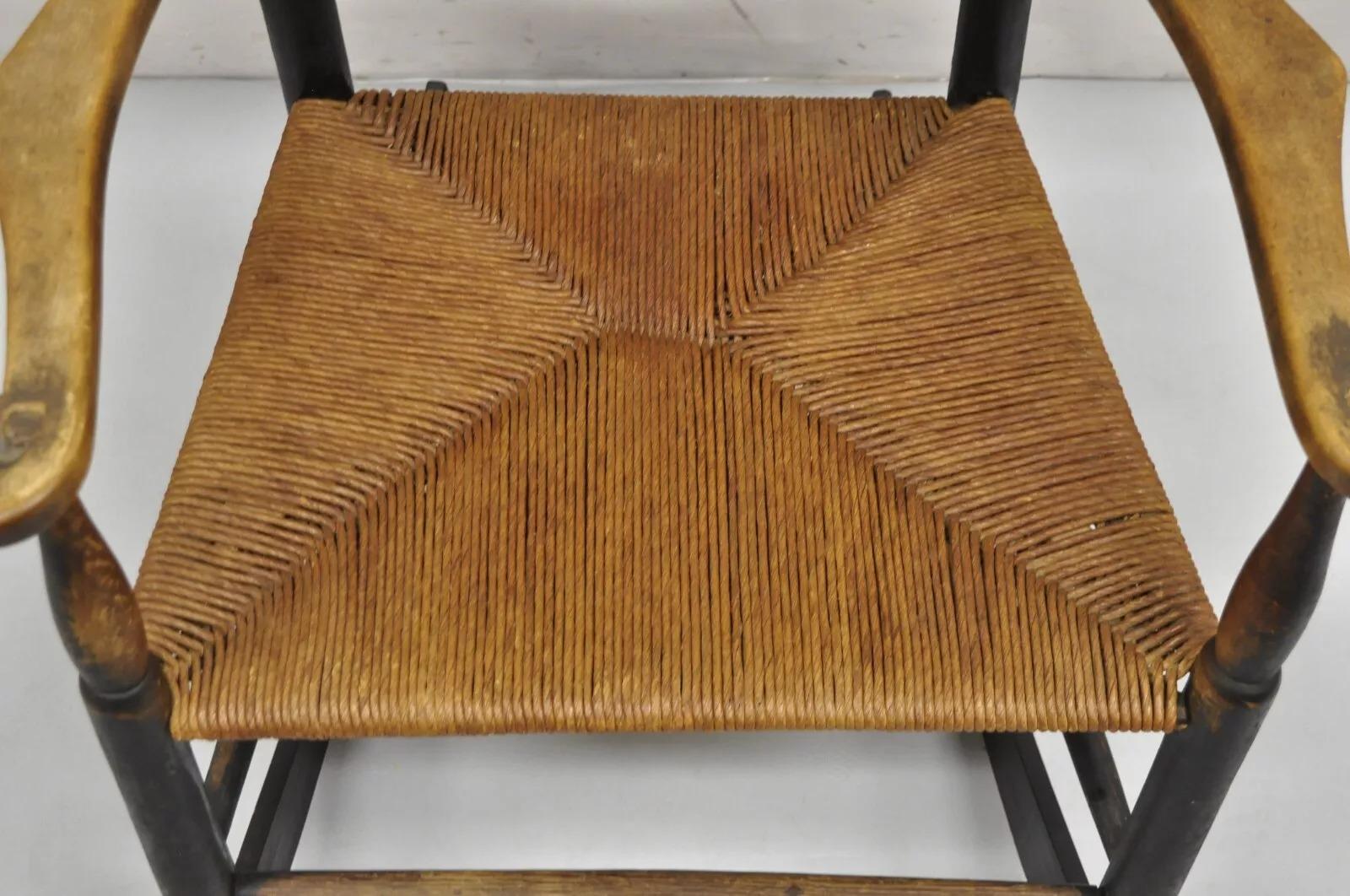 Bois Ancienne chaise à bascule Shaker rustique américaine en bois ébénisé siège en jonc en vente