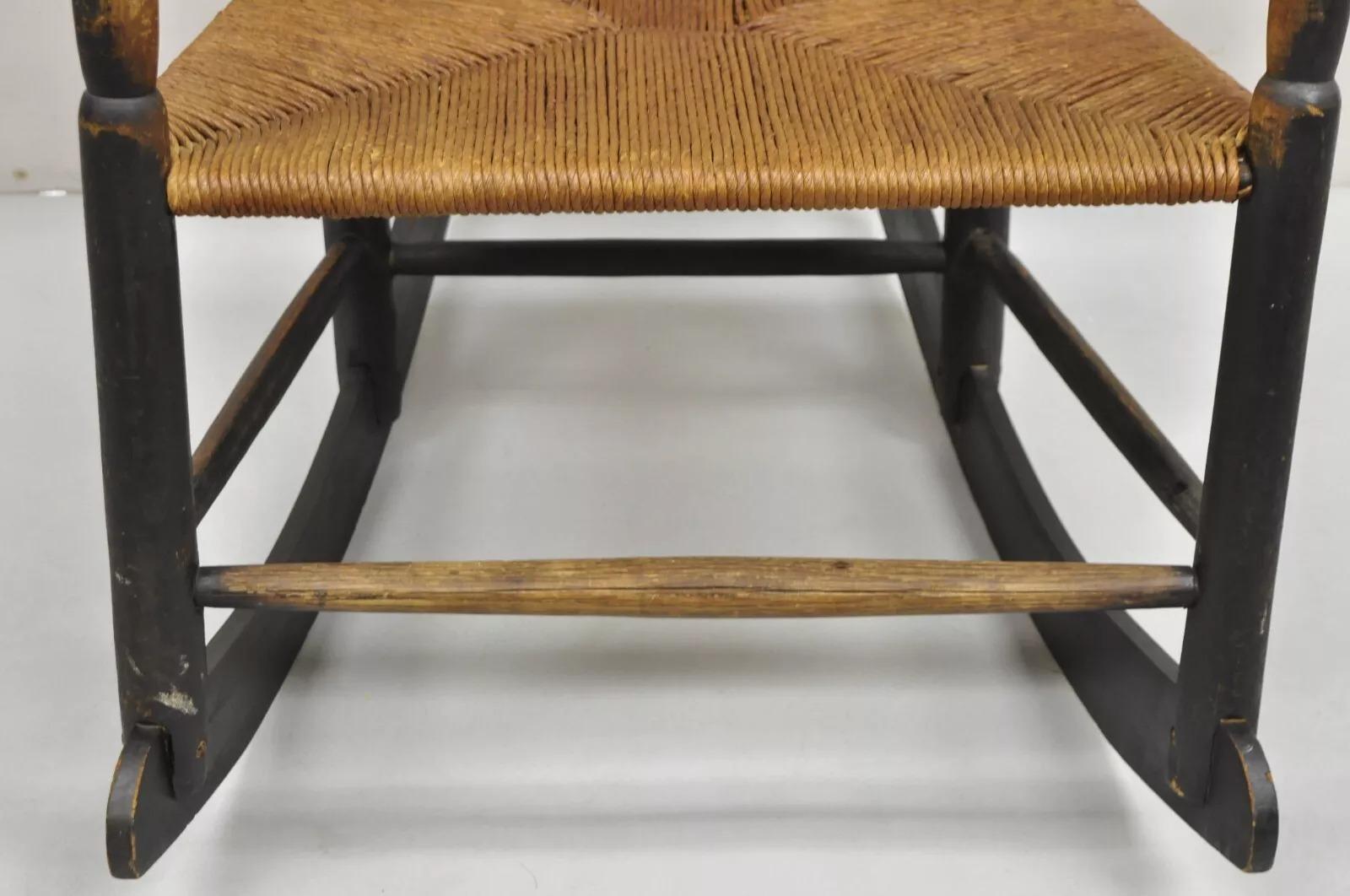 Ancienne chaise à bascule Shaker rustique américaine en bois ébénisé siège en jonc en vente 1