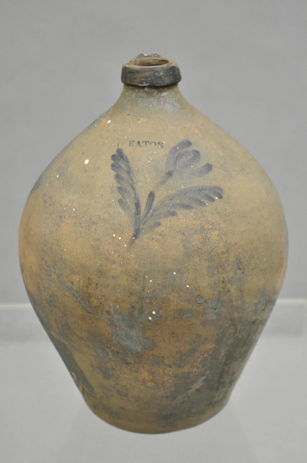 Très rare ancienne cruche primitive américaine en grès salé émaillé avec fleur de cobalt par Jacob Eaton de South River, NJ. Vers le milieu du 19e siècle. Dimensions : 13