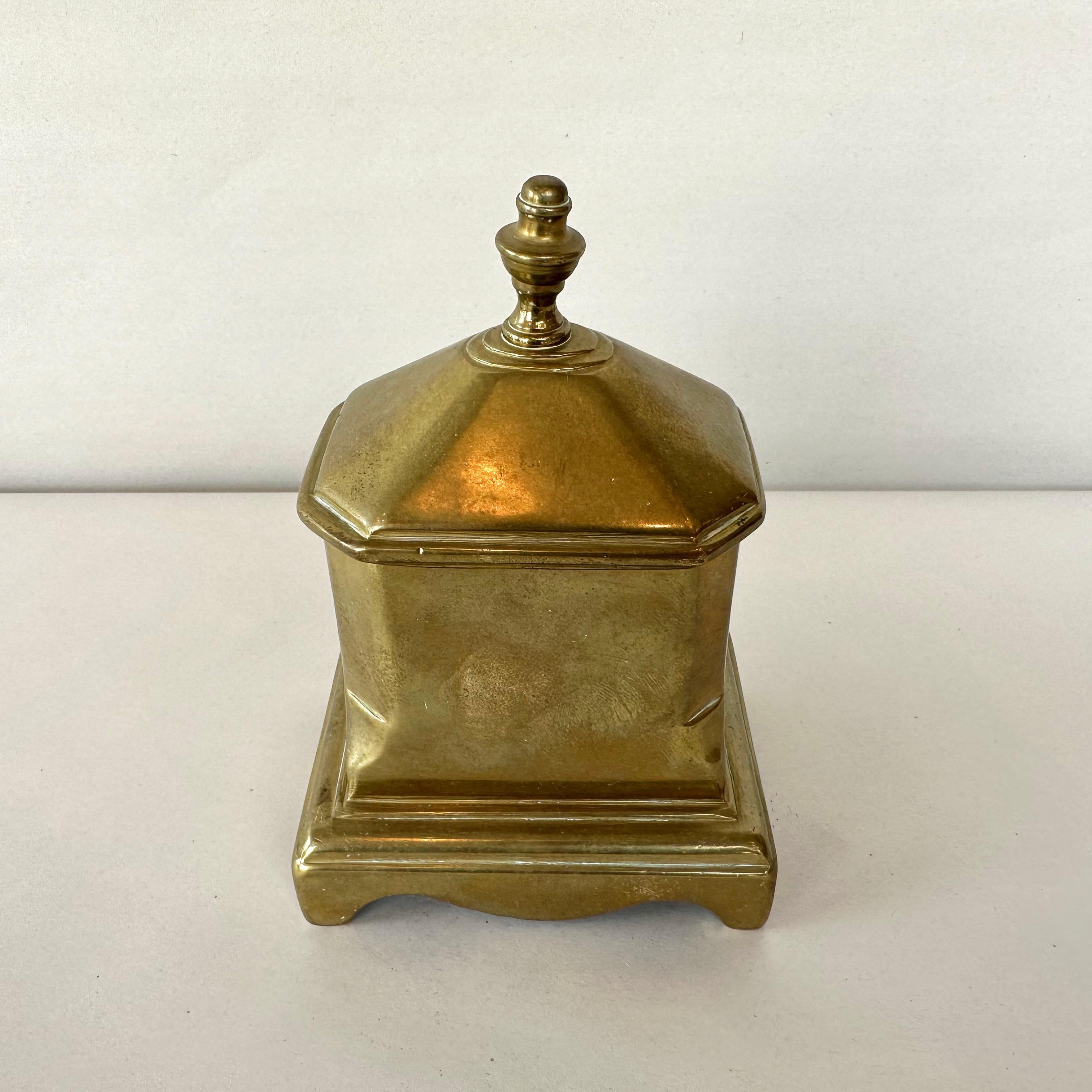 Antique American Queen Anne Period Lidded Brass Tobacco Box, circa 1750 For Sale 6